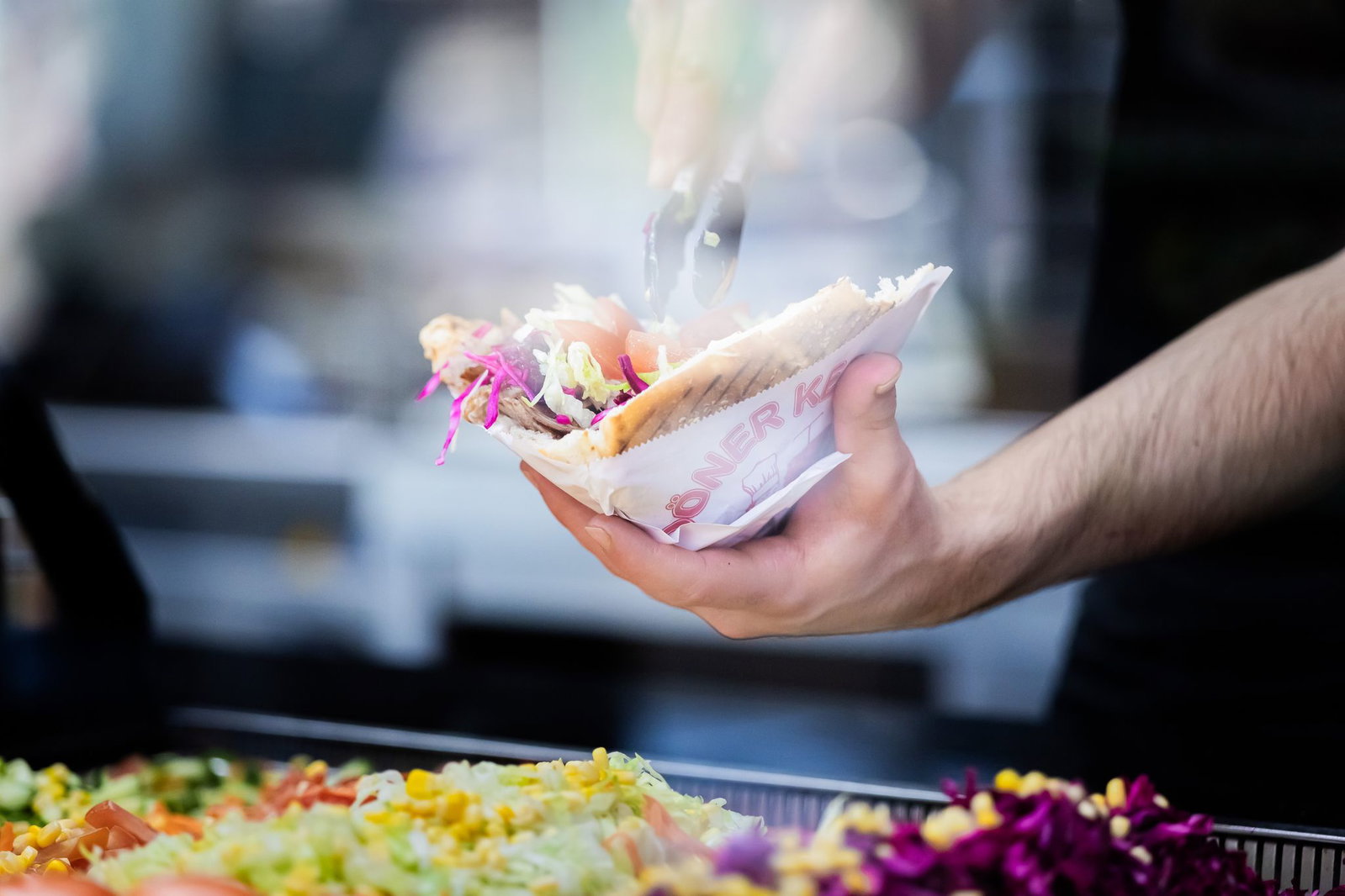 Erst flog ein Döner - dann entwickelte sich Streit mit mehreren Verletzten. (Symbolbild)