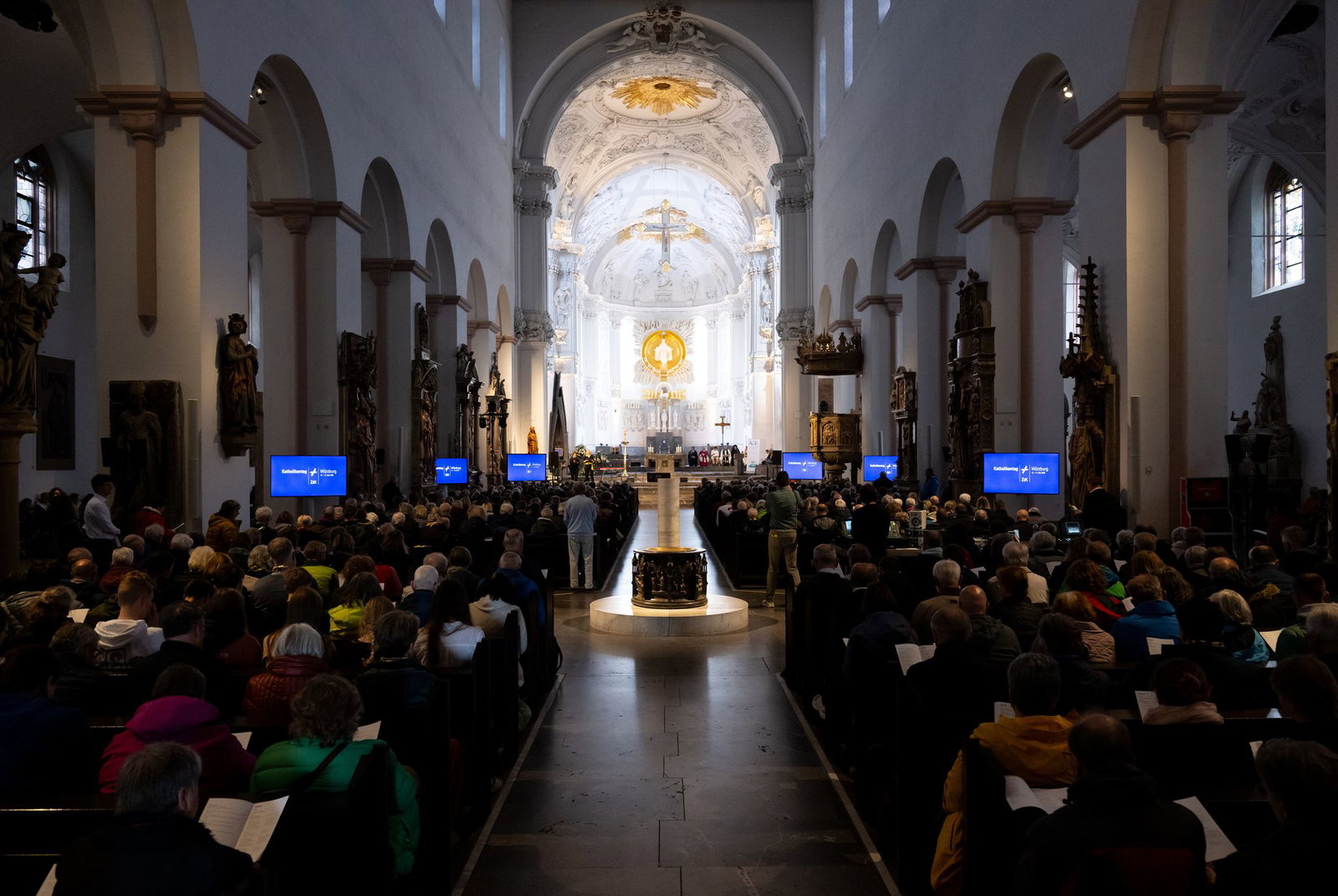 Im Würzburger Dom fanden zahlreiche Gottesdienste und Konzerte statt.
