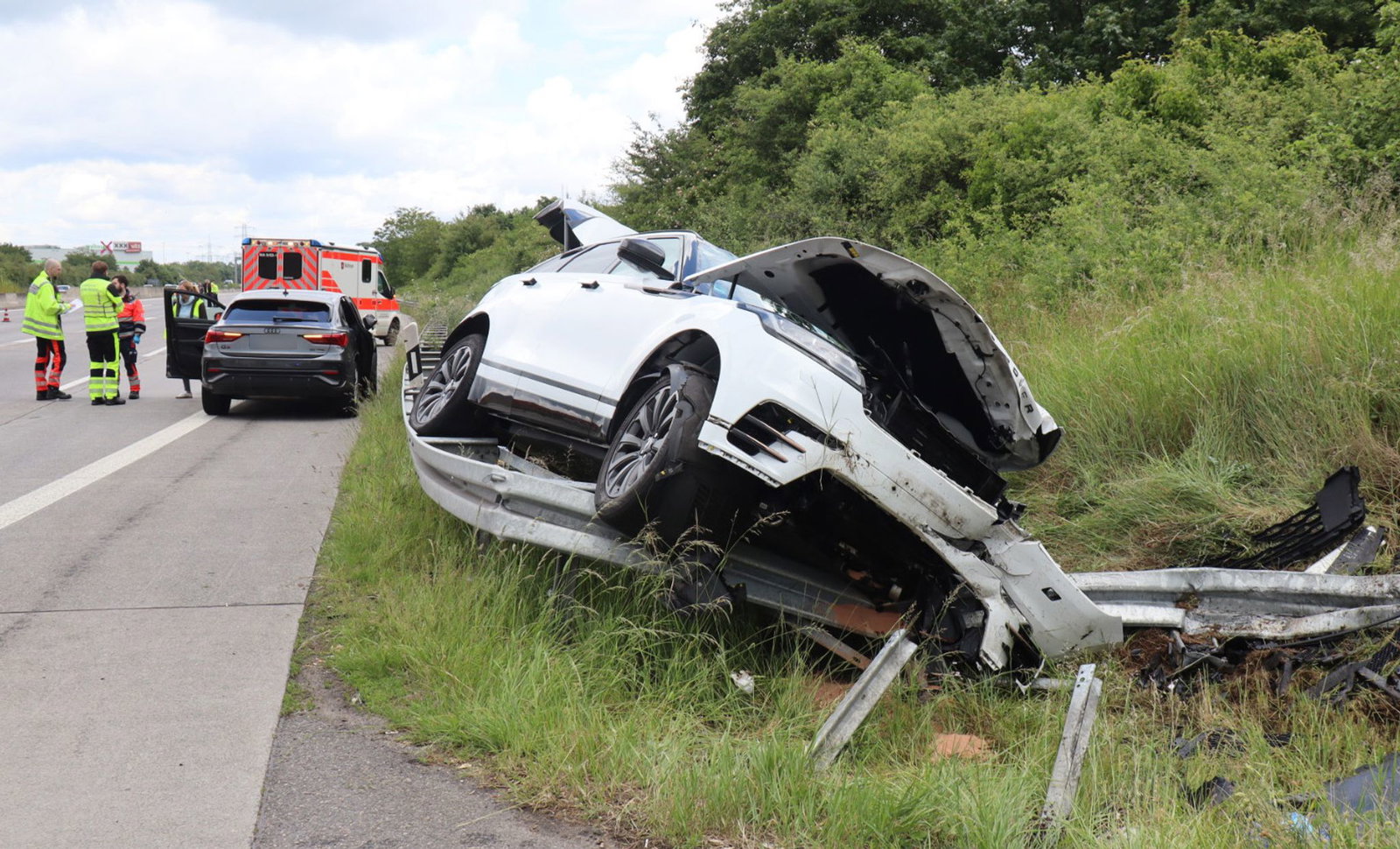Rettungskräfte stehen an der Unfallstelle. 