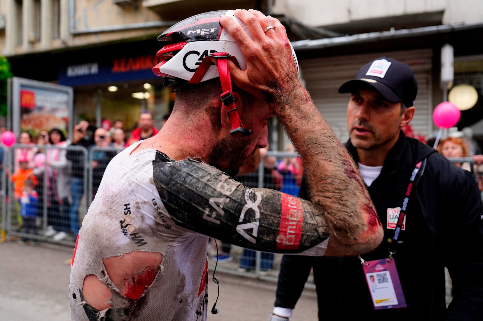 Mitfavorit Adam Yates stürzte beim Giro d'Italia schwer.