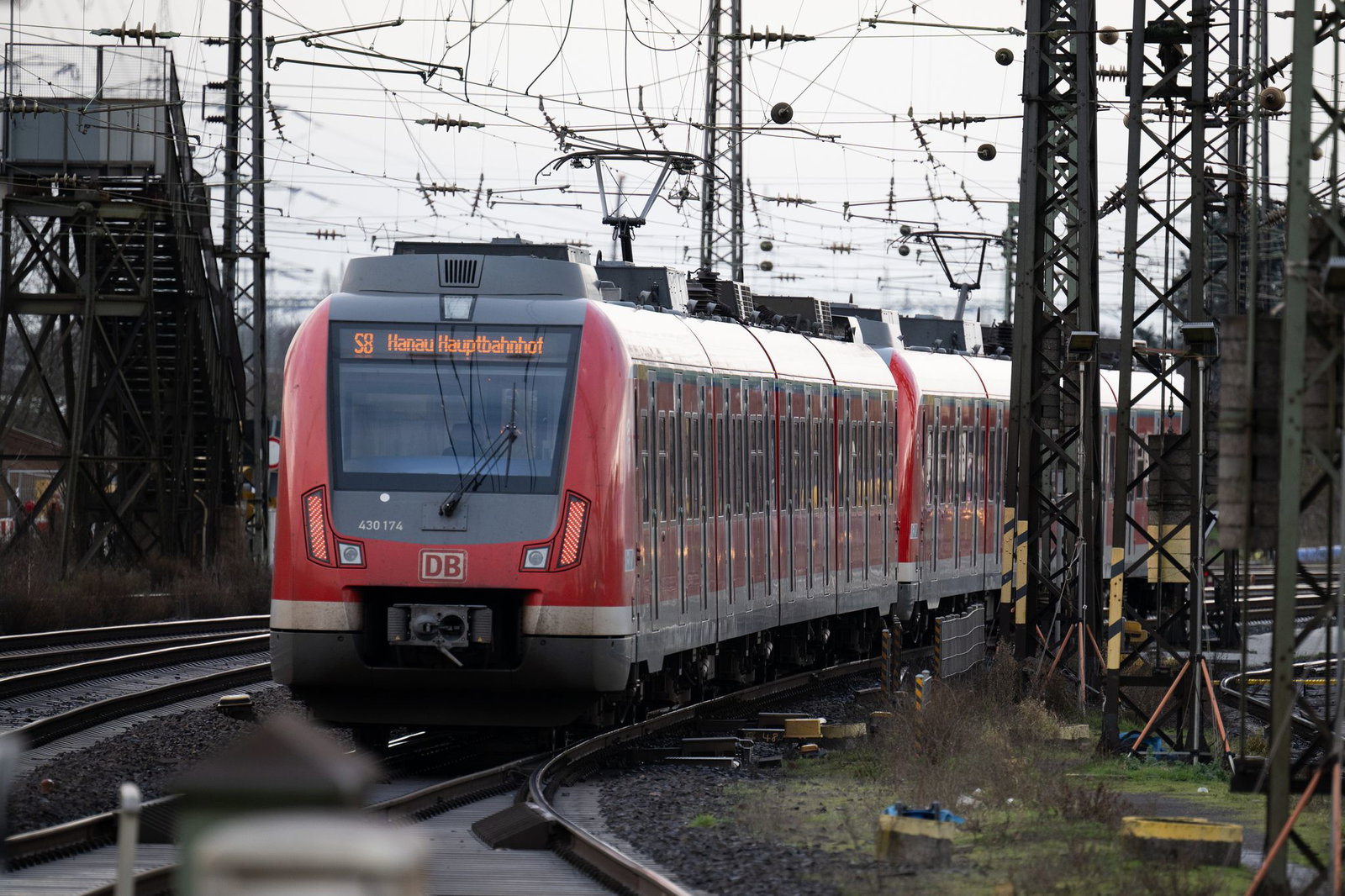 Von den anstehenden Bauarbeiten ist unter anderem auch die Linie S8 betroffen. (Symbolbild)