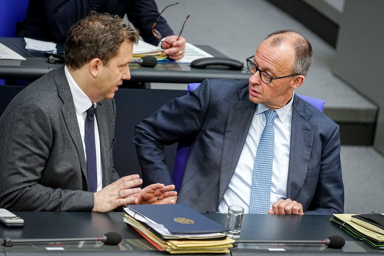 Bundeskanzler Friedrich Merz (r., CDU) und Vizekanzler Lars Klingbeil (SPD) treffen sich am Dienstag mit den Spitzen der Koalition zu Beratungen im Koalitionsausschuss. 