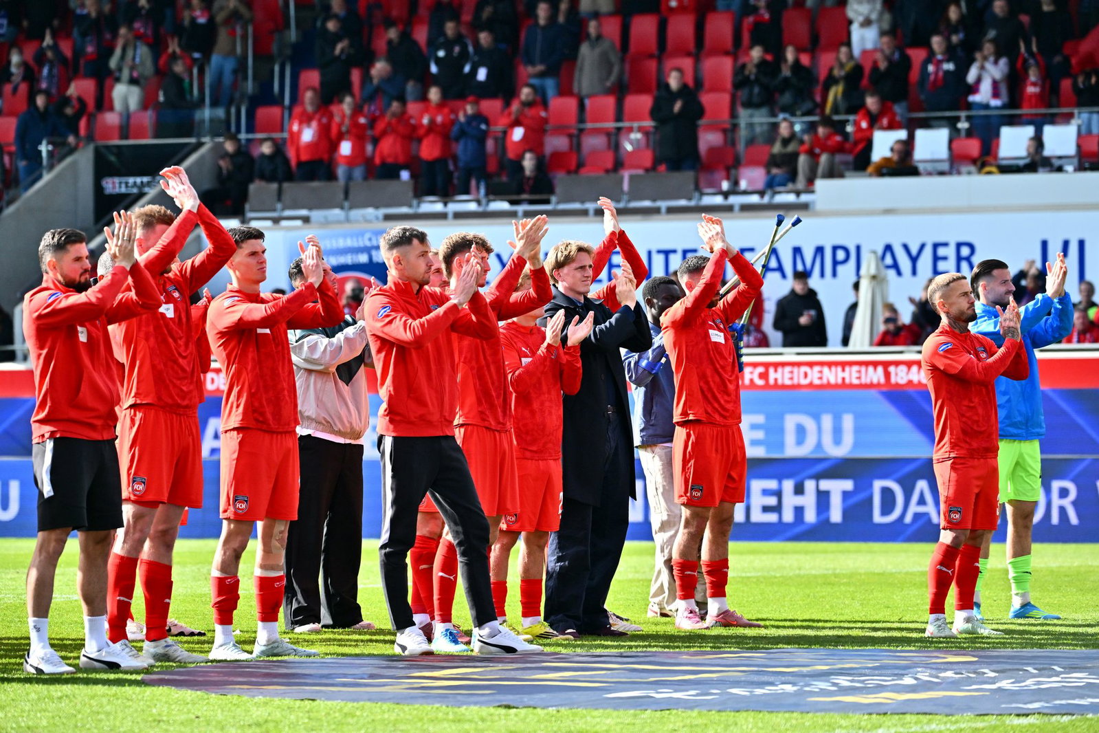 Die Spieler des 1. FC Heidenheim wurden von ihren Fans trotz des Abstiegs gefeiert.