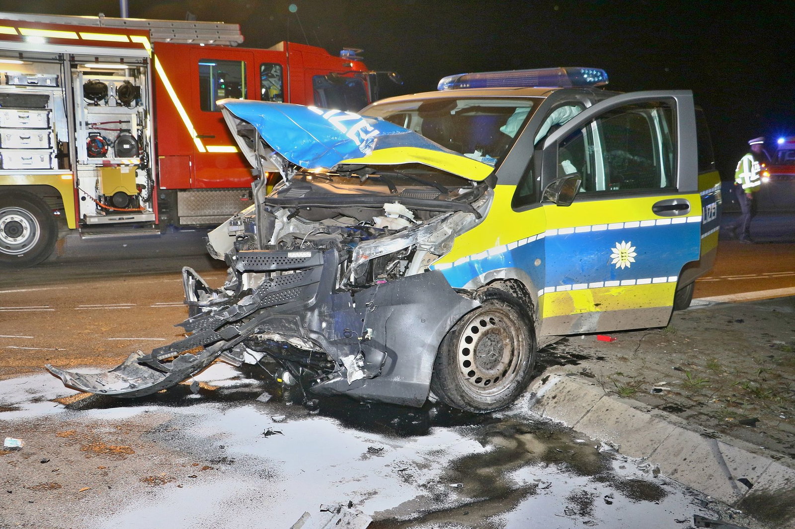 Die beiden Autos stießen auf einer Kreuzung zusammen.