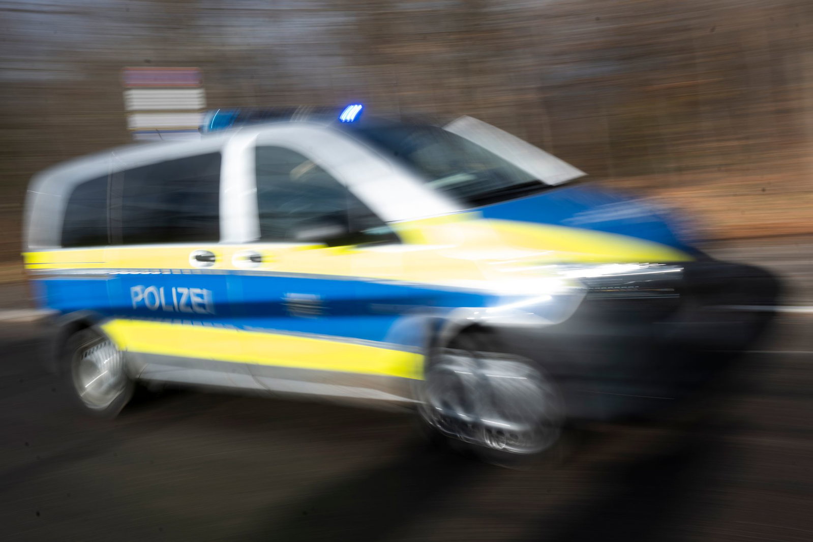Ein Fahrschulauto überschlägt sich bei einem Unfall. (Symbolbild)