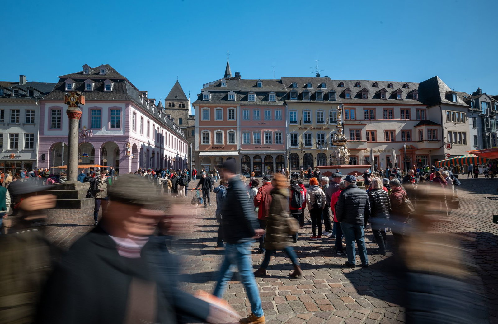 Ein Mann griff in der Trierer Innenstadt zu Messern. (Symbolbild)