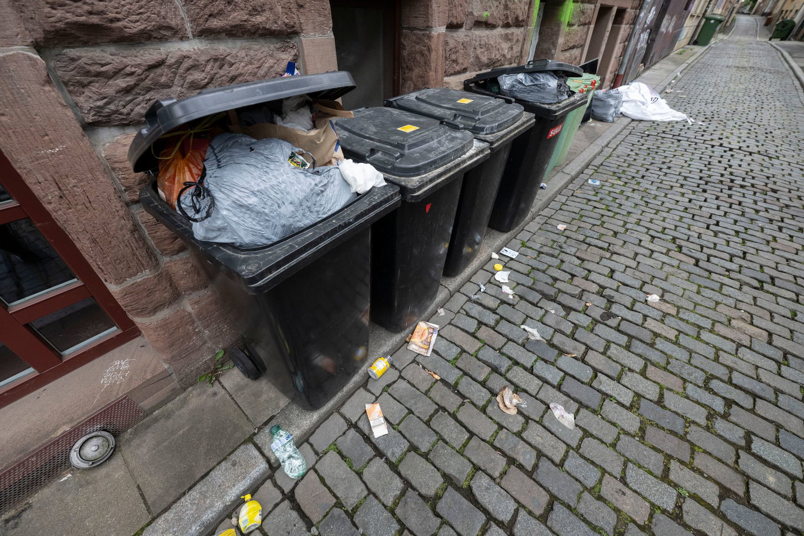 Was nicht in die Tonne passt, wird daneben geschmissen.