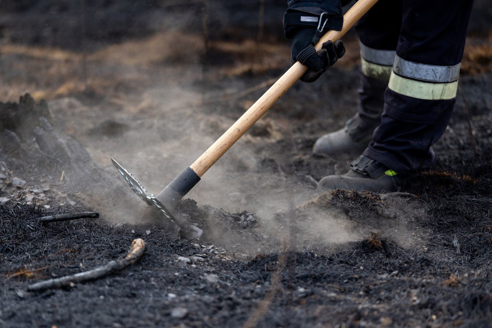 Hunderte Einsatzkräfte kämpfen in Friesenhagen gegen Bodenfeuer und Glutnester. (Symbolfoto) 
