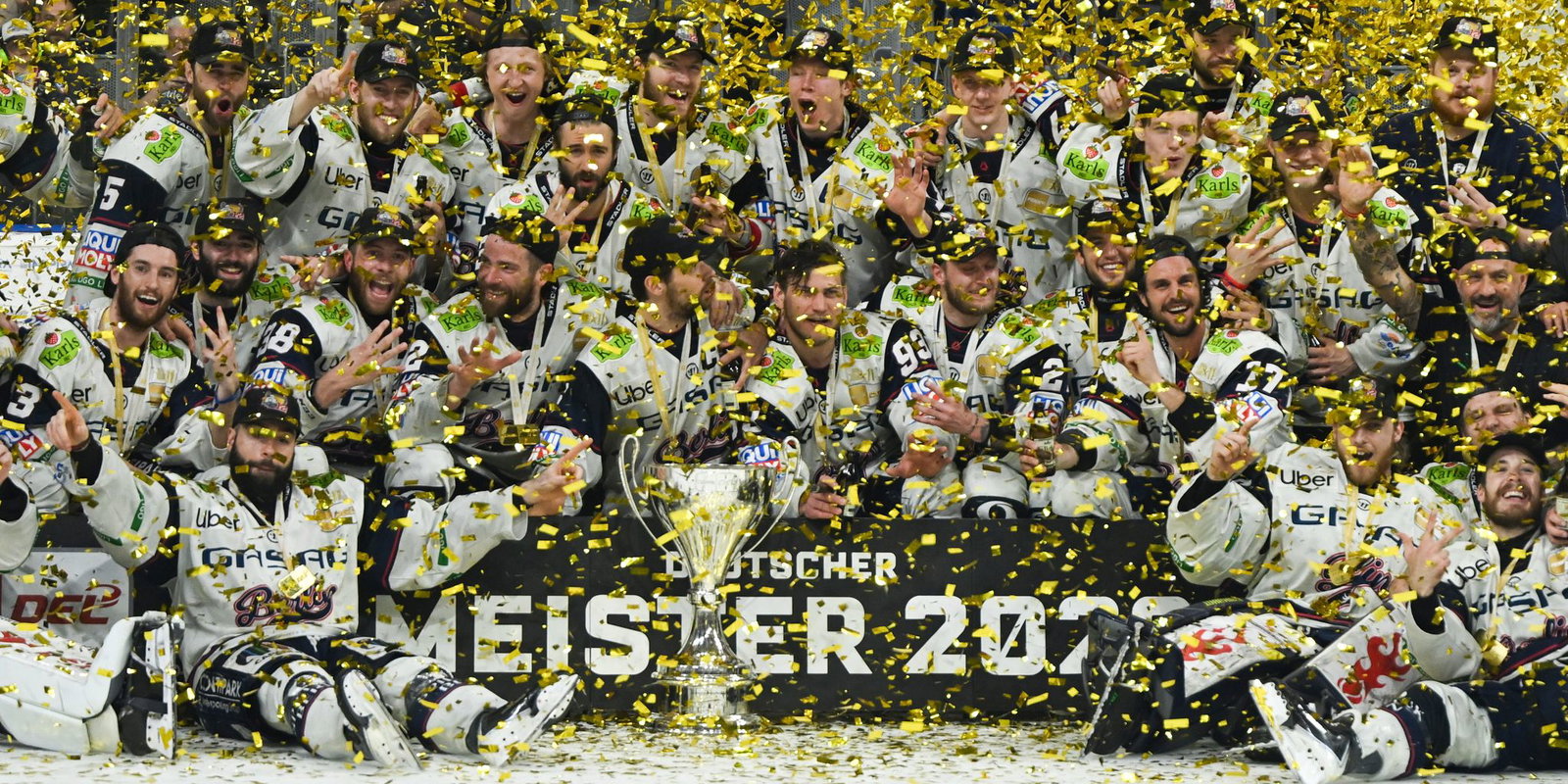 Konfetti für den Meister: Die Eisbären Berlin haben es wieder geschafft.