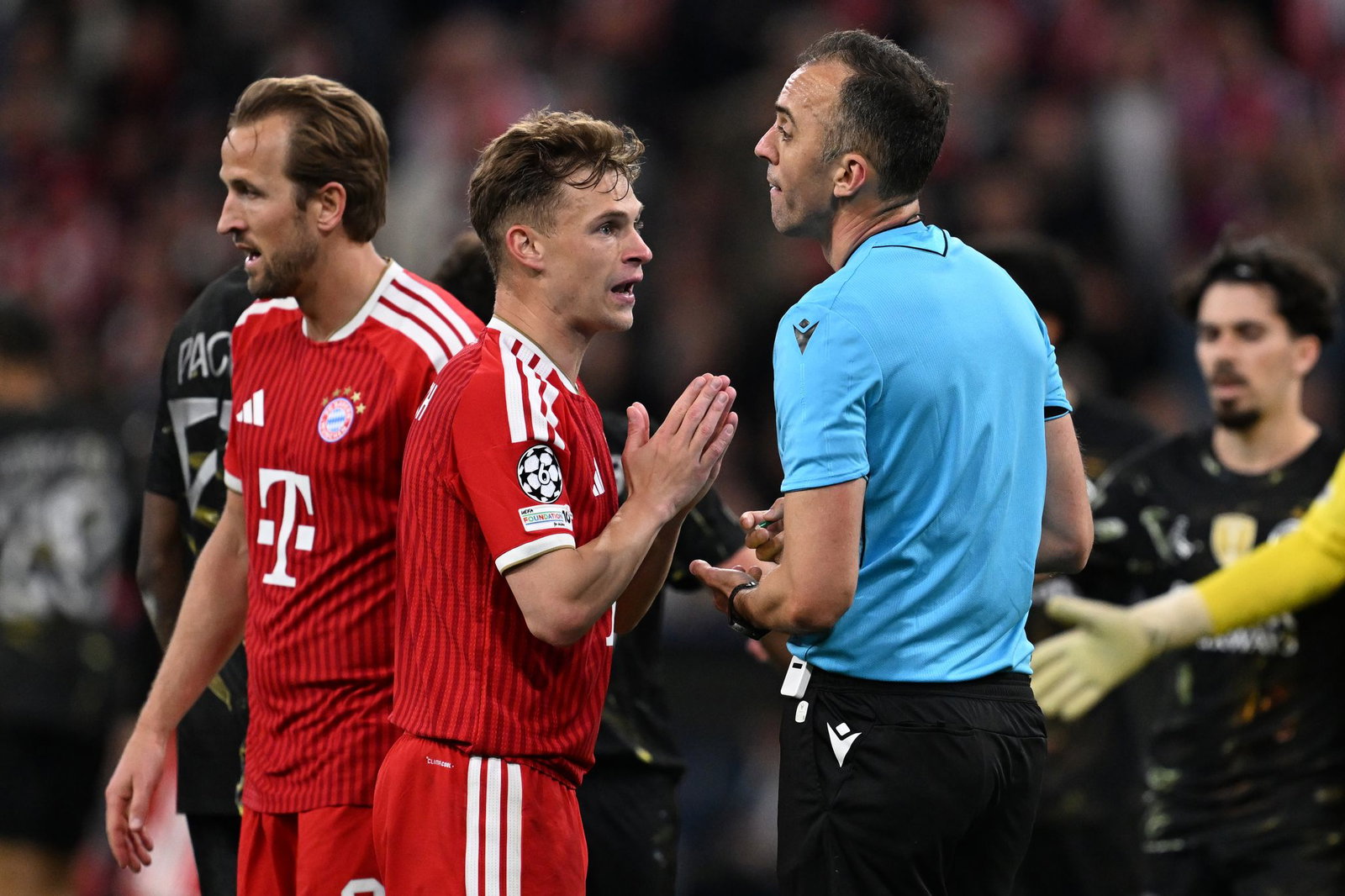 Kimmich reklamiert beim portugiesischen Referees.