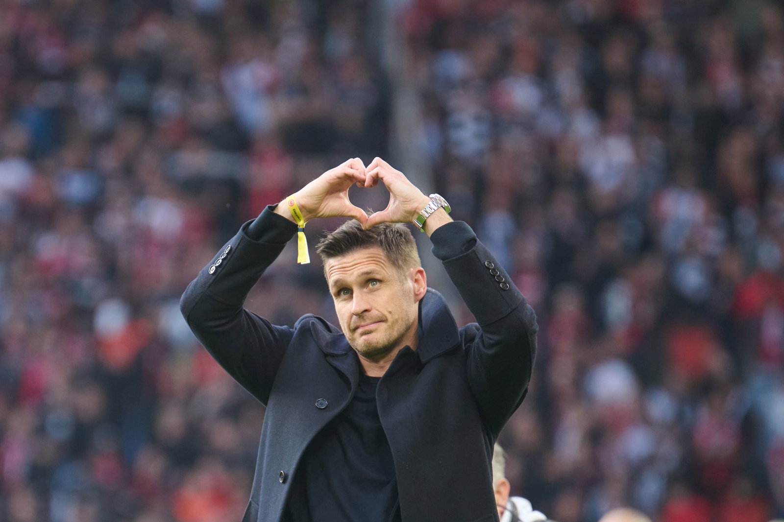 Nach seiner Verabschiedung zeigte Dortmunds Ex-Sportdirektor Sebastian Kehl ein Herz Richtung Südtribüne. 