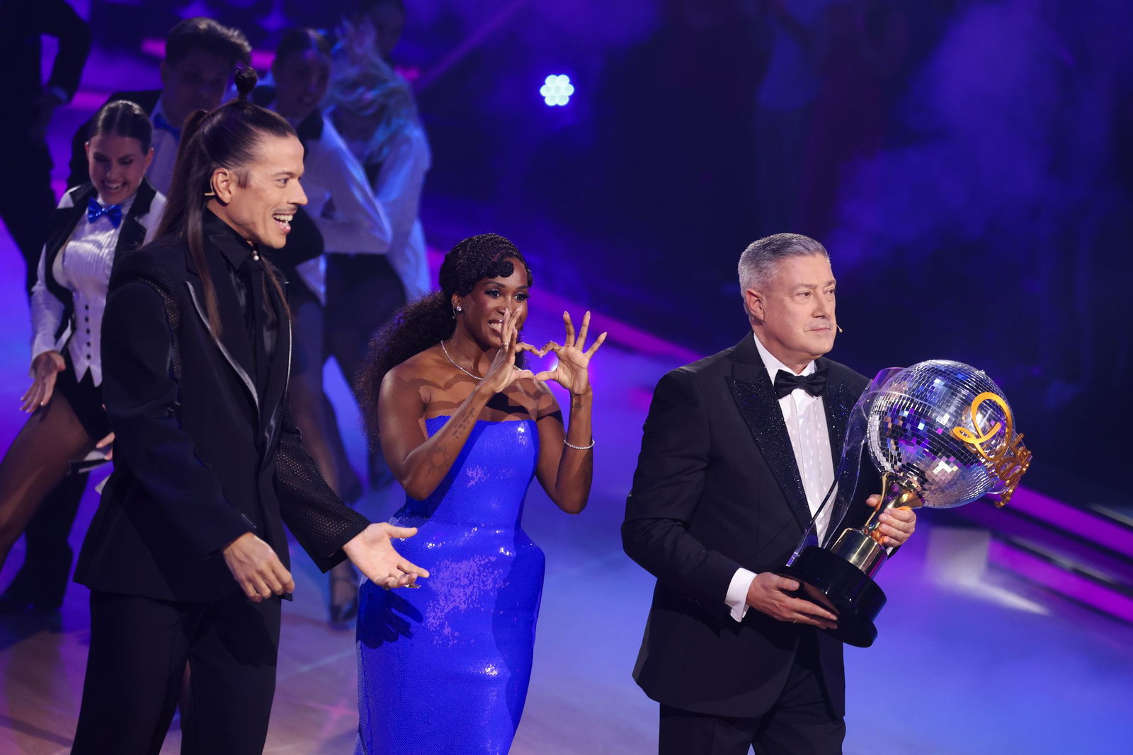 Die Jury vergab viele Höchstwertungen - und brachte den großen Pokal ins Studio.