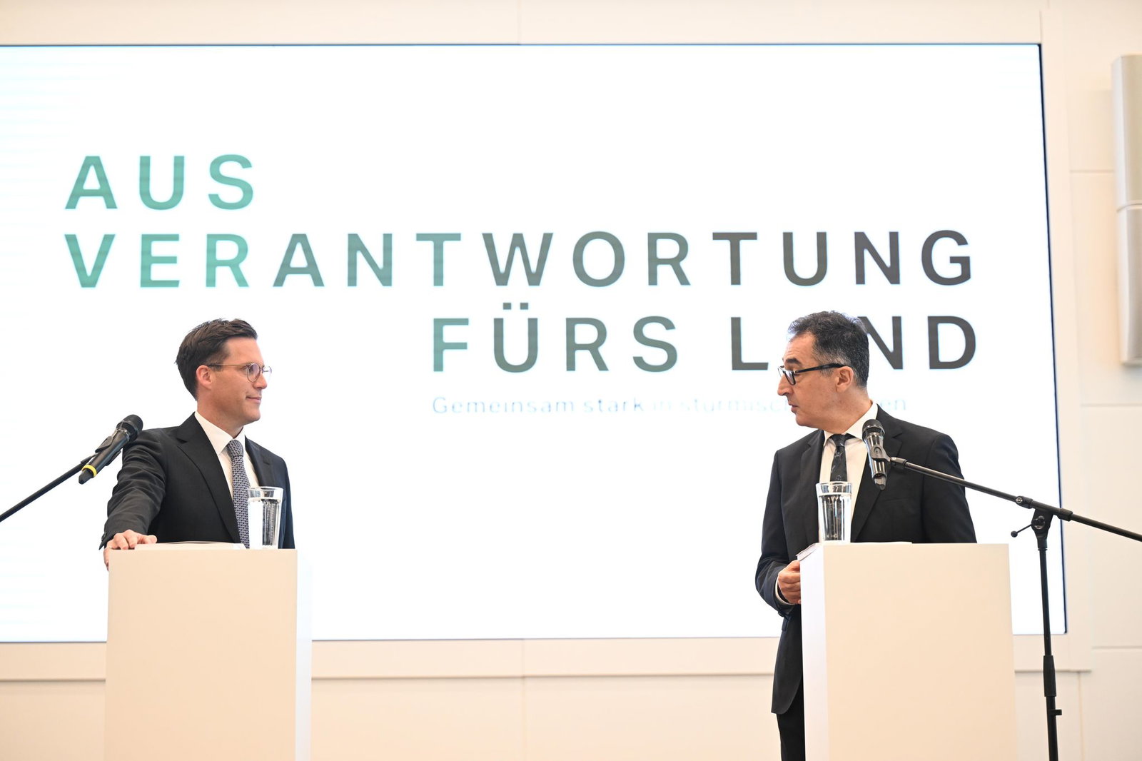 Cem Özdemir (Grüne) und Manuel Hagel (CDU) haben die Inhalte des Koalitionsvertrags vorgestellt. 