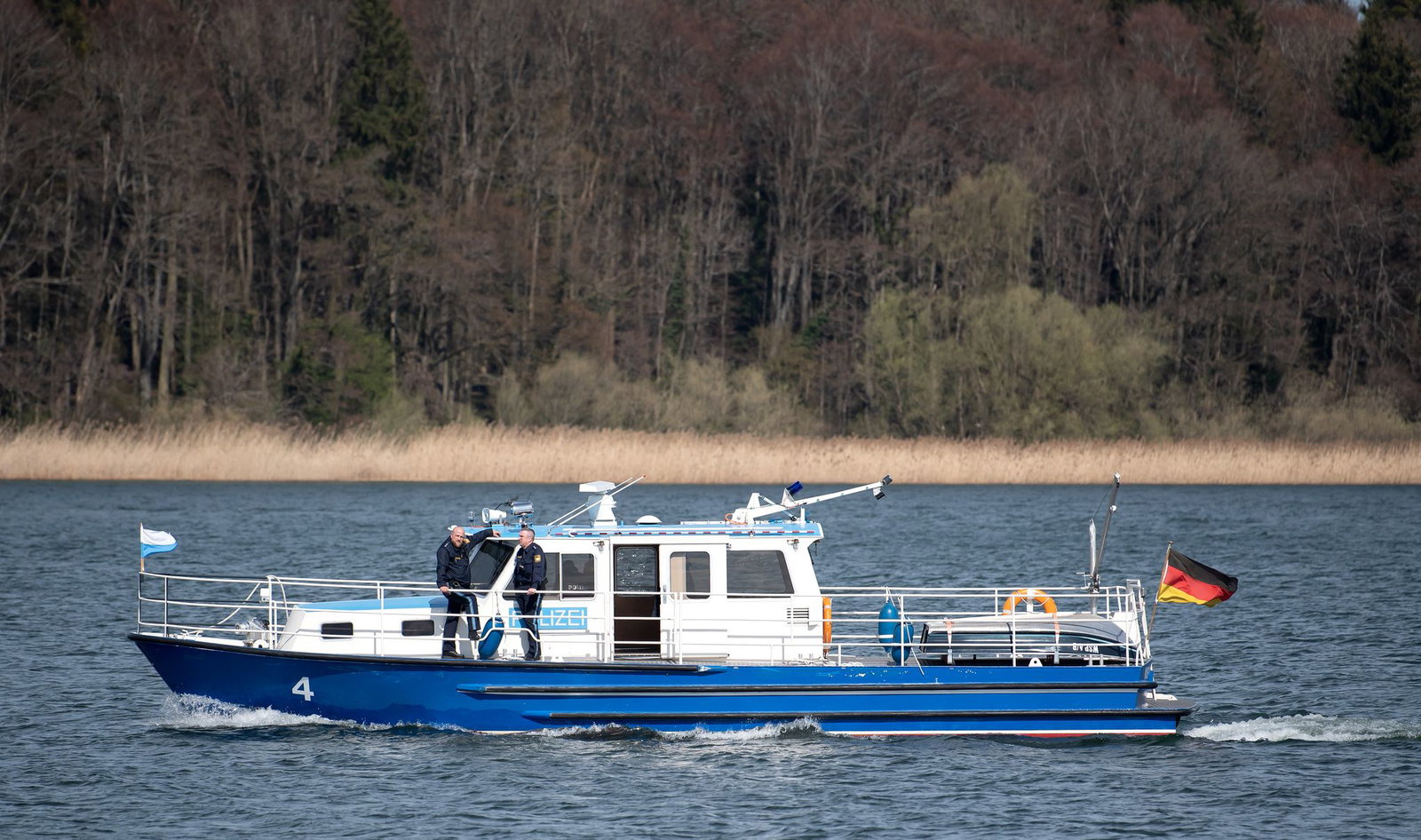 Wegen des Unfalls war die Wasserschutzpolizei im Einsatz. (Symbolbild)