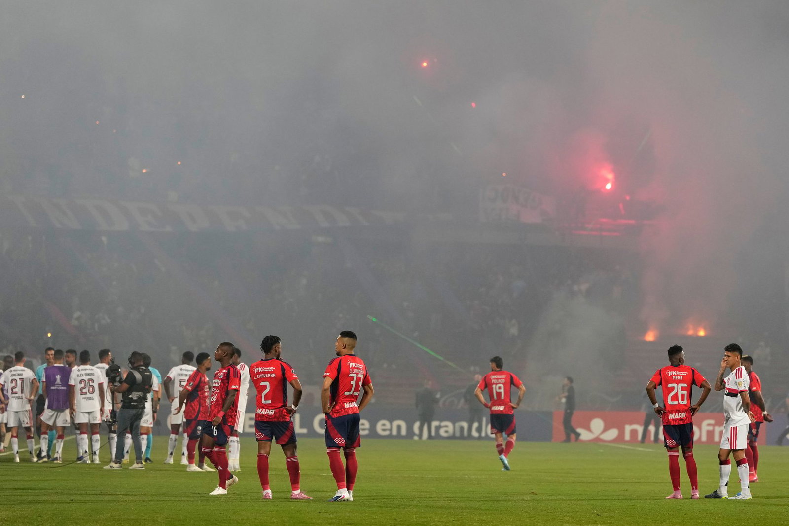 Fans von Medellin sorgen für den Spielabbruch. 