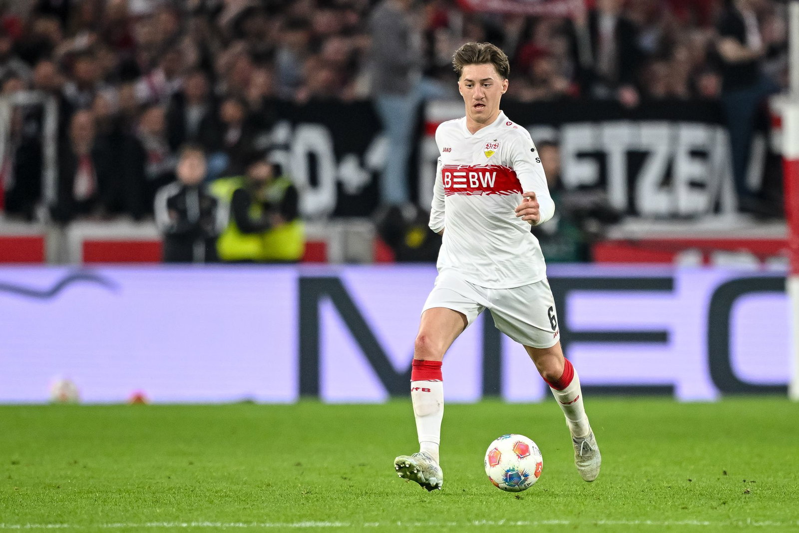 Angelo Stiller ist der Dreh- und Angelpunkt im Stuttgarter Spiel. (Archivbild)