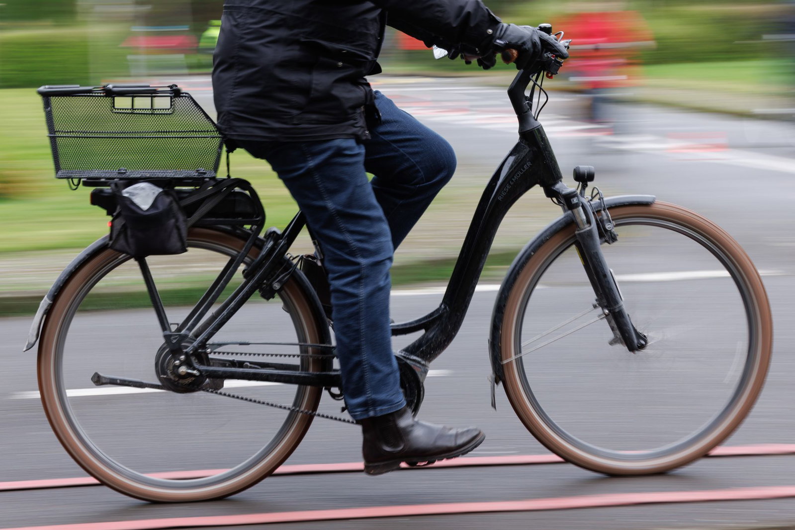 Der Mann schlug kopfüber auf dem Asphalt auf und verletzte sich schwer, wie die Polizei mitteilte.(Symbolbild) 