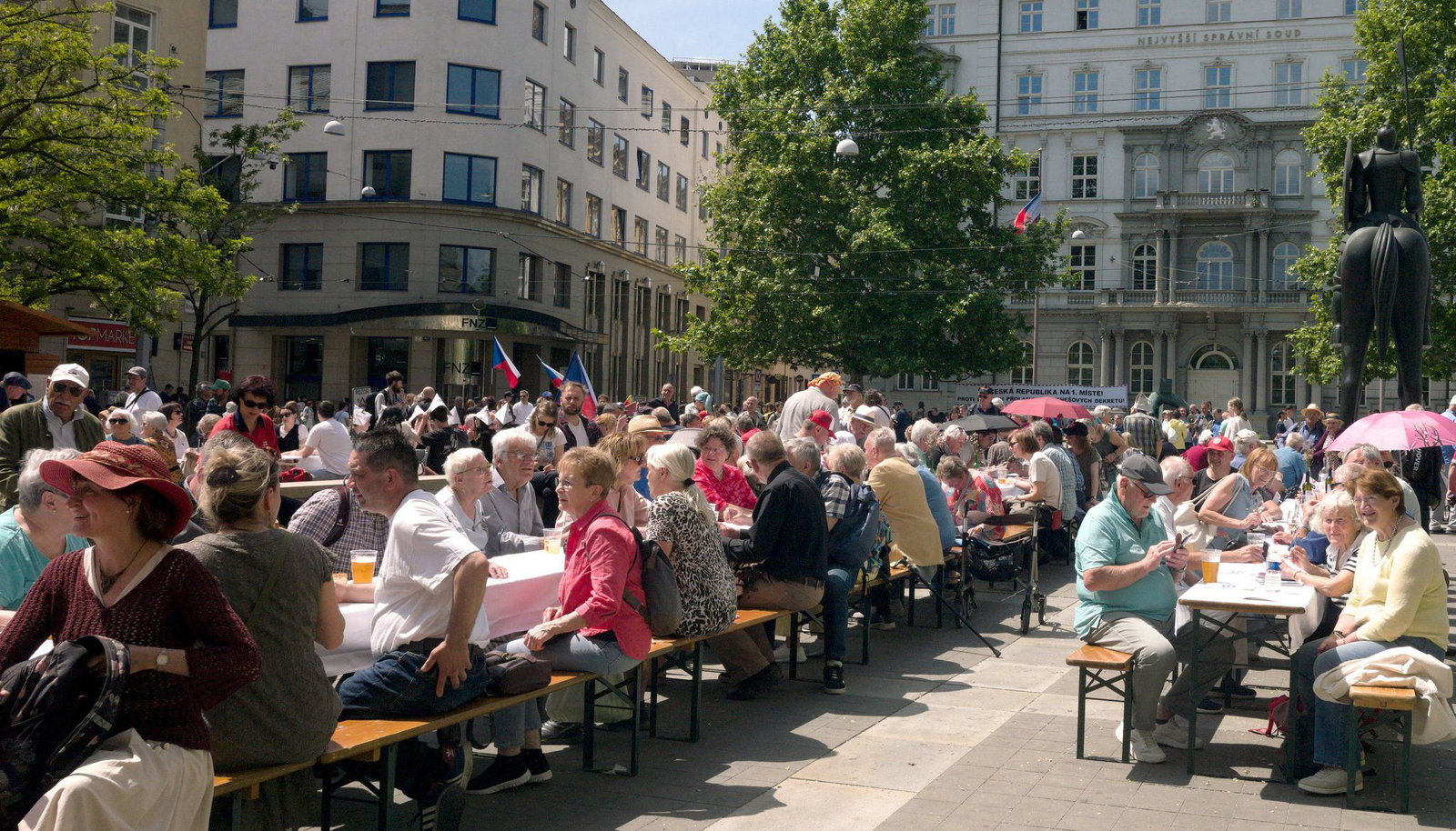 Mit einem Begegnungsfest an einem "langen Tisch", Volksmusik und Tanzaufführungen hat in Brünn (Brno) der 76. Sudetendeutsche Tag begonnen. 