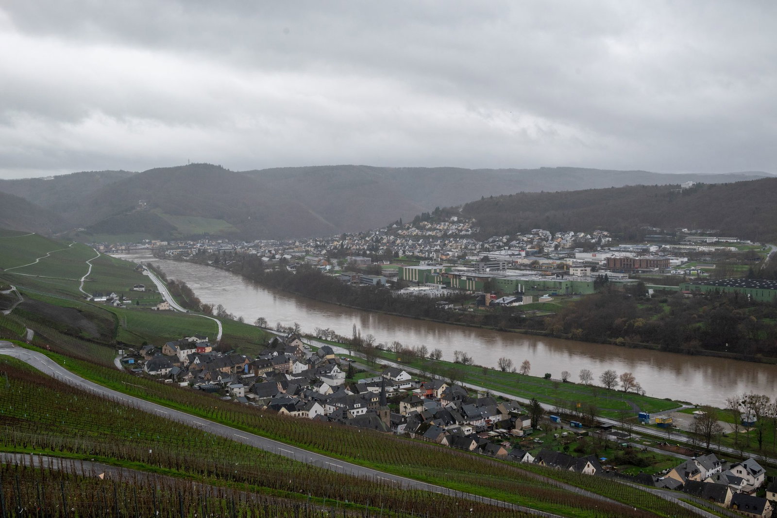 Wolkenverhangen zeigt sich der Himmel den gesamten Donnerstag über in Rheinland-Pfalz und im Saarland. (Symbolbild)