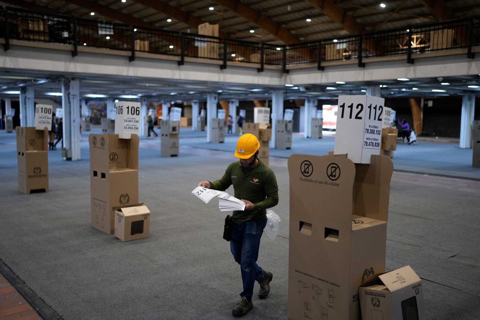 Ein Wahlhelfer richtet ein Wahllokal in Vorbereitung auf die Präsidentschaftswahl ein. (Archivbild)
