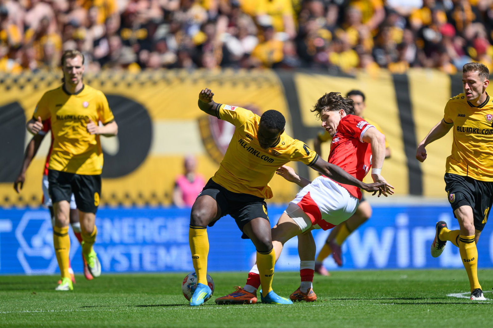 Viele Zweikämpfe bestimmten das Spiel Dresden gegen Kaiserslautern.