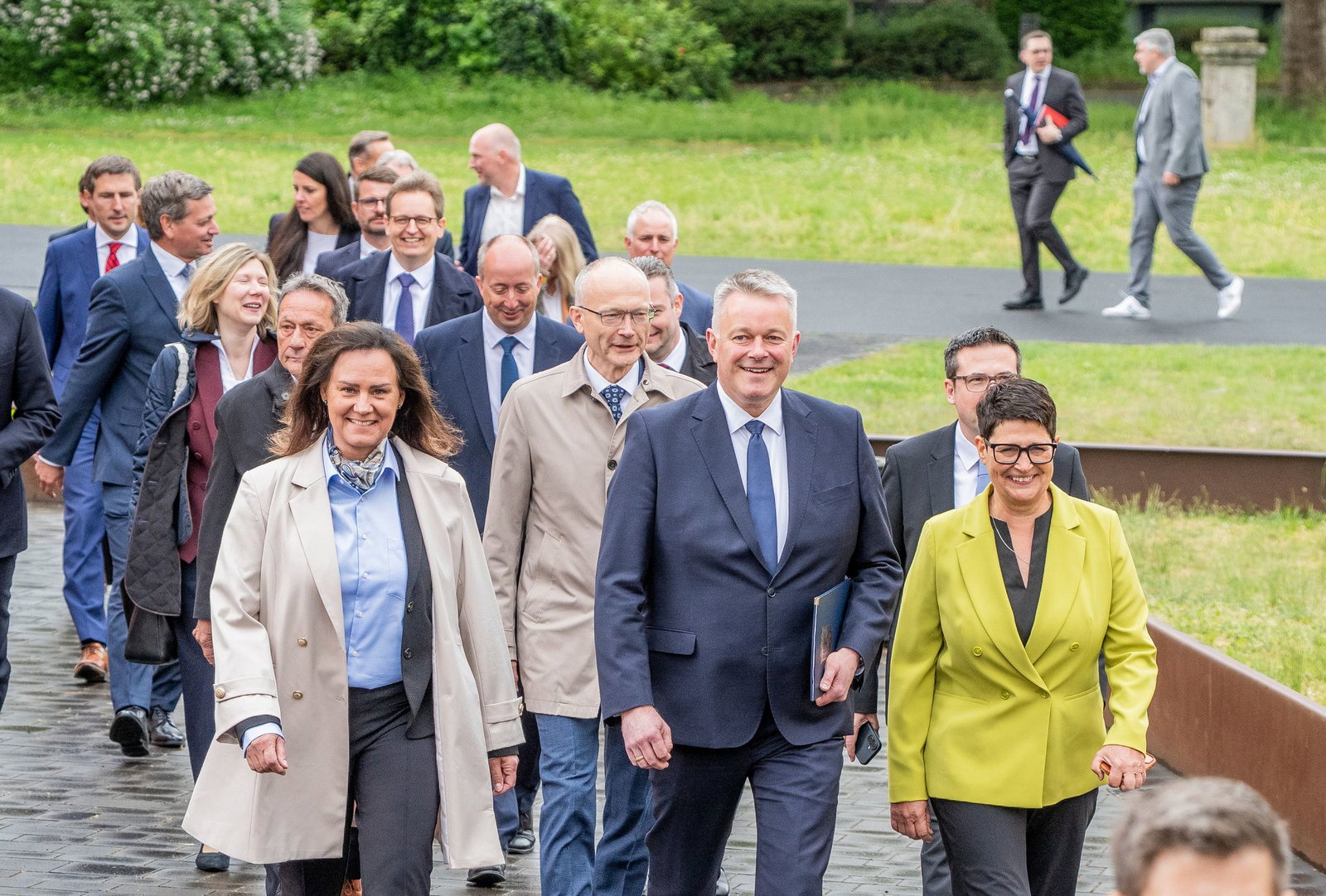 Der designierte Ministerpräsident Gordon Schnieder und sein CDU-Team auf dem Weg zur Vorstellung. 