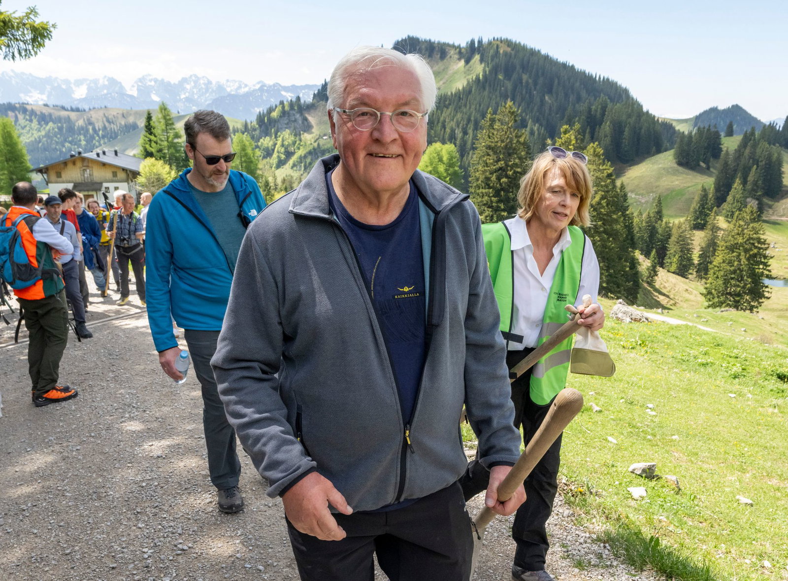Im Chiemgau half Bundespräsident Frank-Walter Steinmeier dem Alpenverein bei der Pflege von Wanderwegen. 