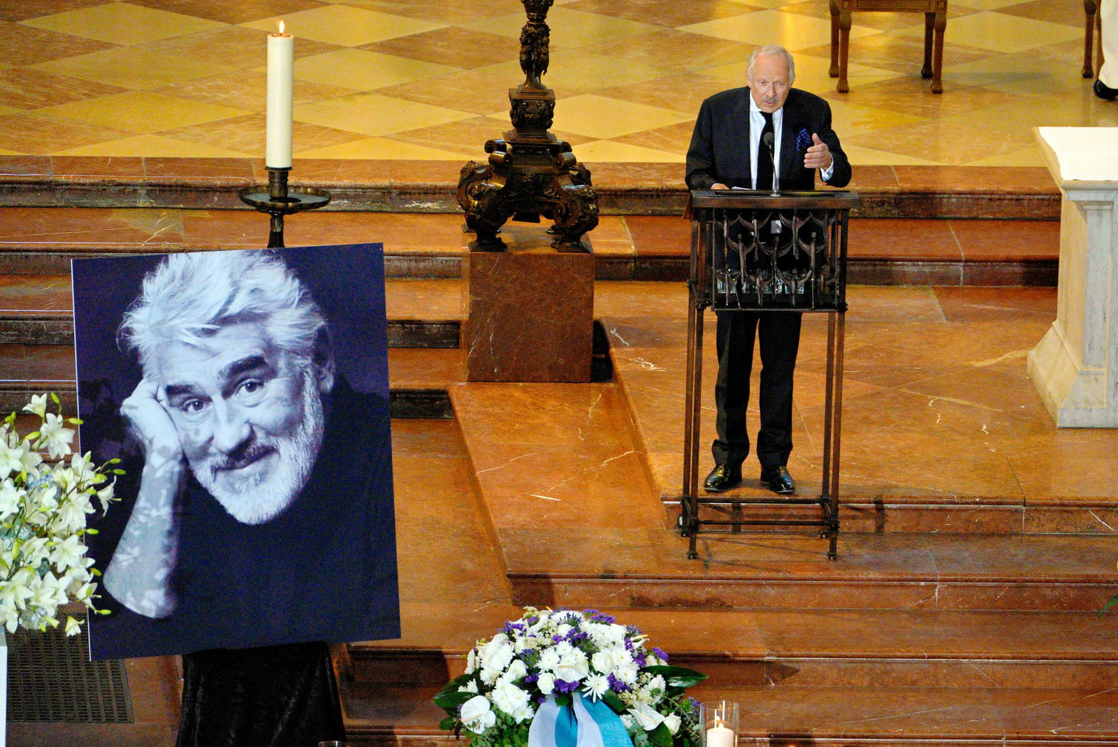 Adorfs Kollege Axel Milberg hielt eine der Trauerreden.