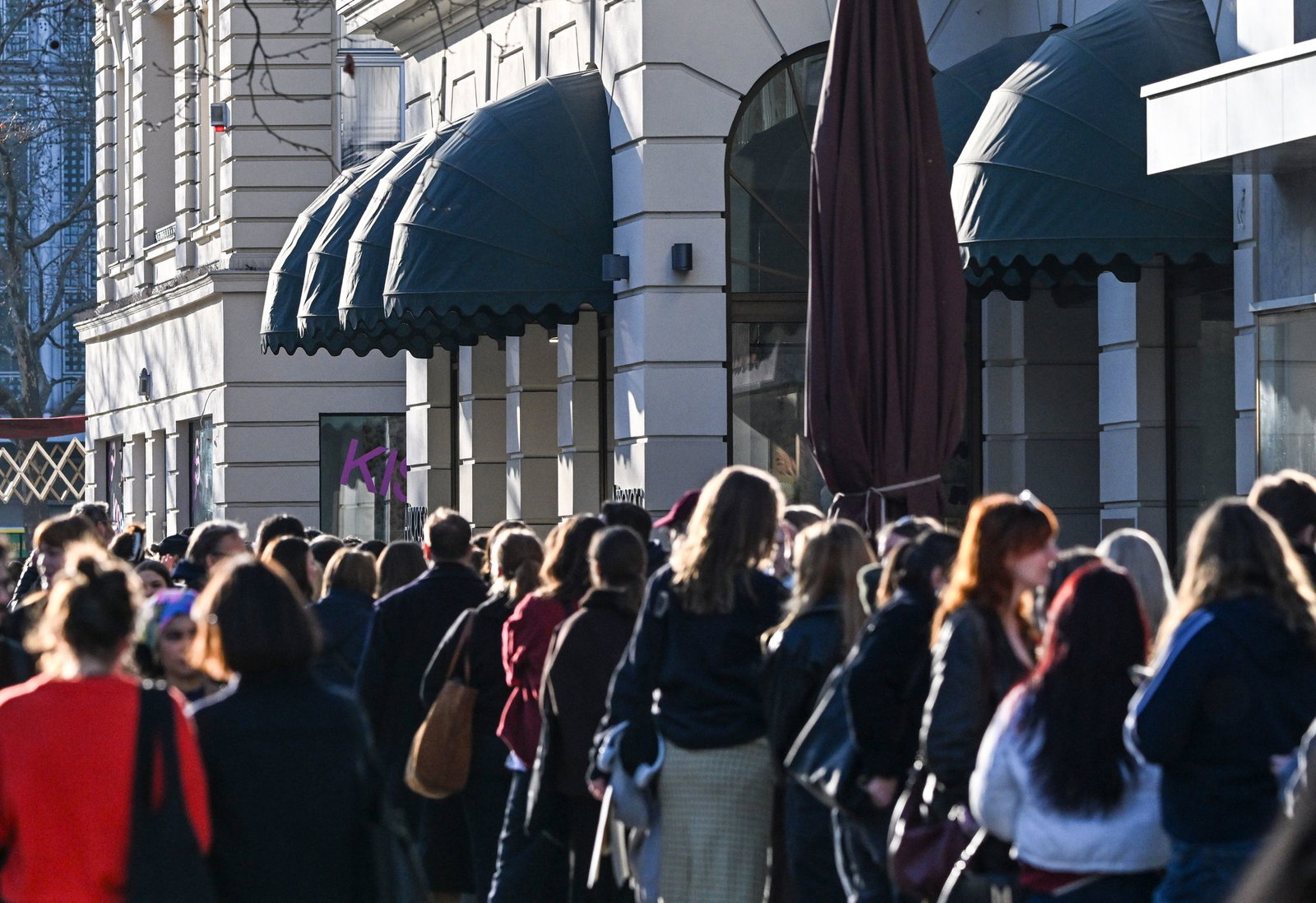 Lange Schlange: Viele Fans zog es zu einem Pop-up-Store zum neuen Album von Harry Styles. (Archivbild)