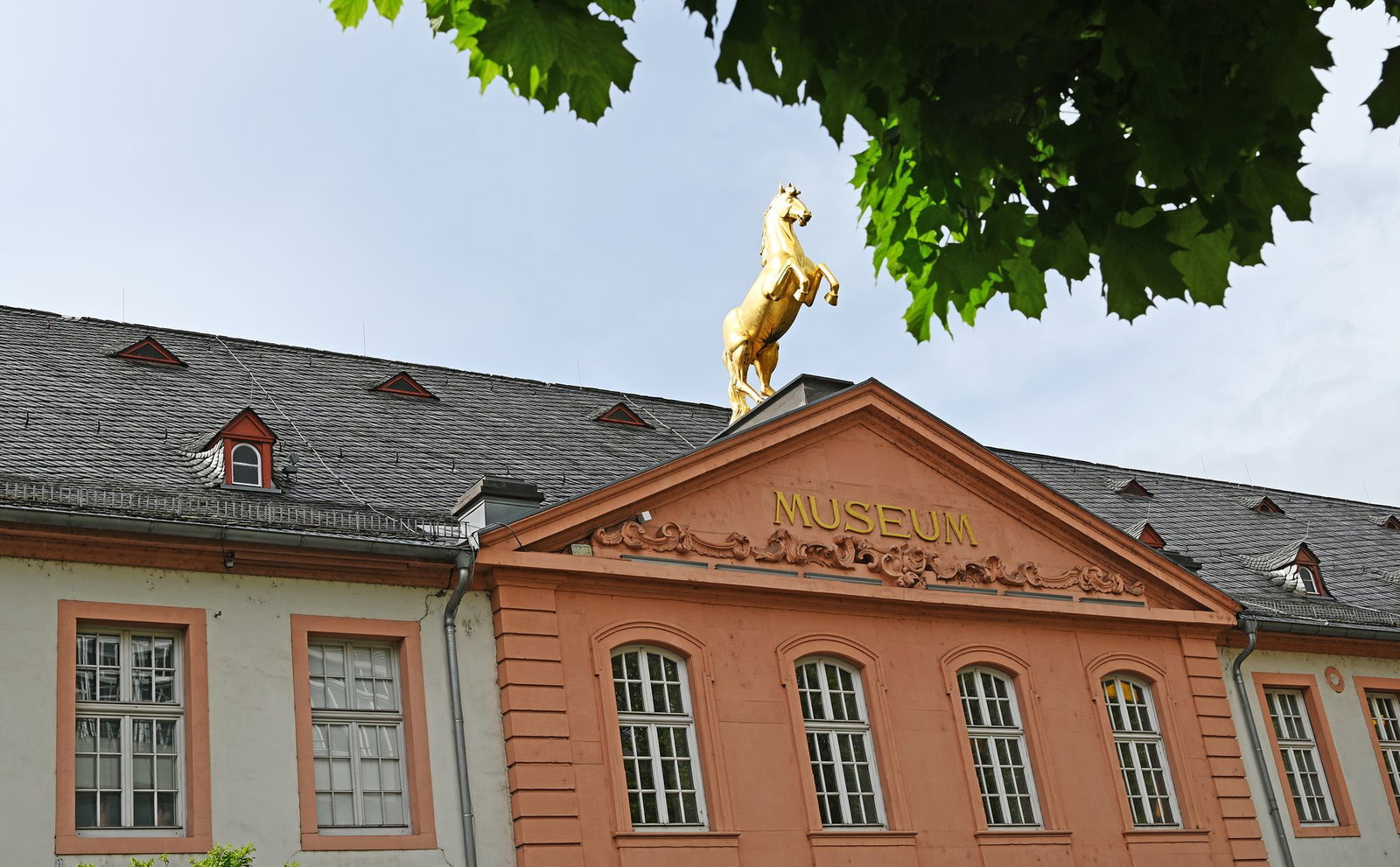 Am Internationalen Museumstag zeigt die Handpuppe «Kelti» Kindern von vier bis sieben Jahren ihre Lieblingsorte im Landesmuseum Mainz. (Archivbild)