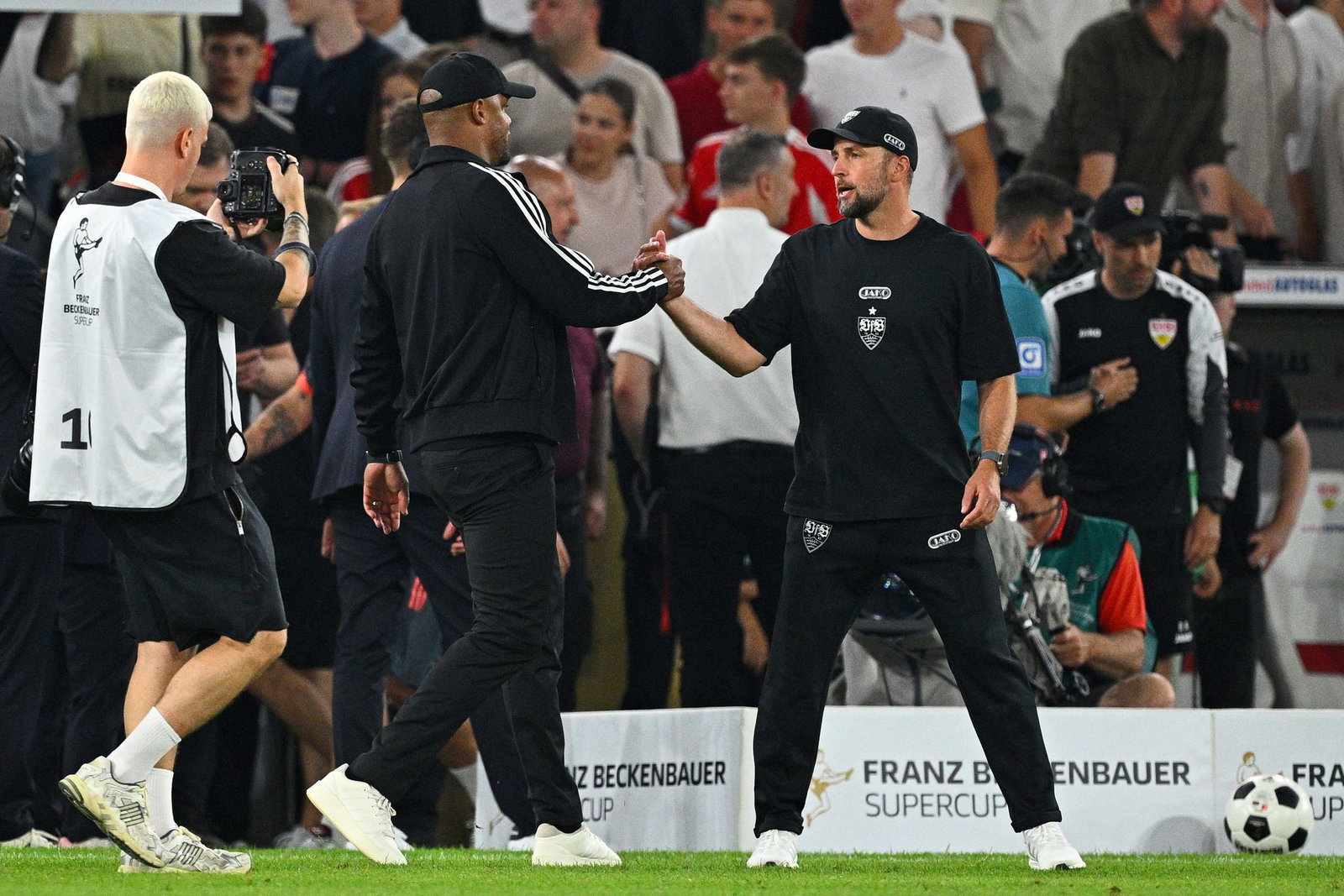 Shake Hands der Trainer Vincent Kompany (l) und Sebastian Hoeneß nach dem Supercup-Duell zu Saisonbeginn. (Archivbild)