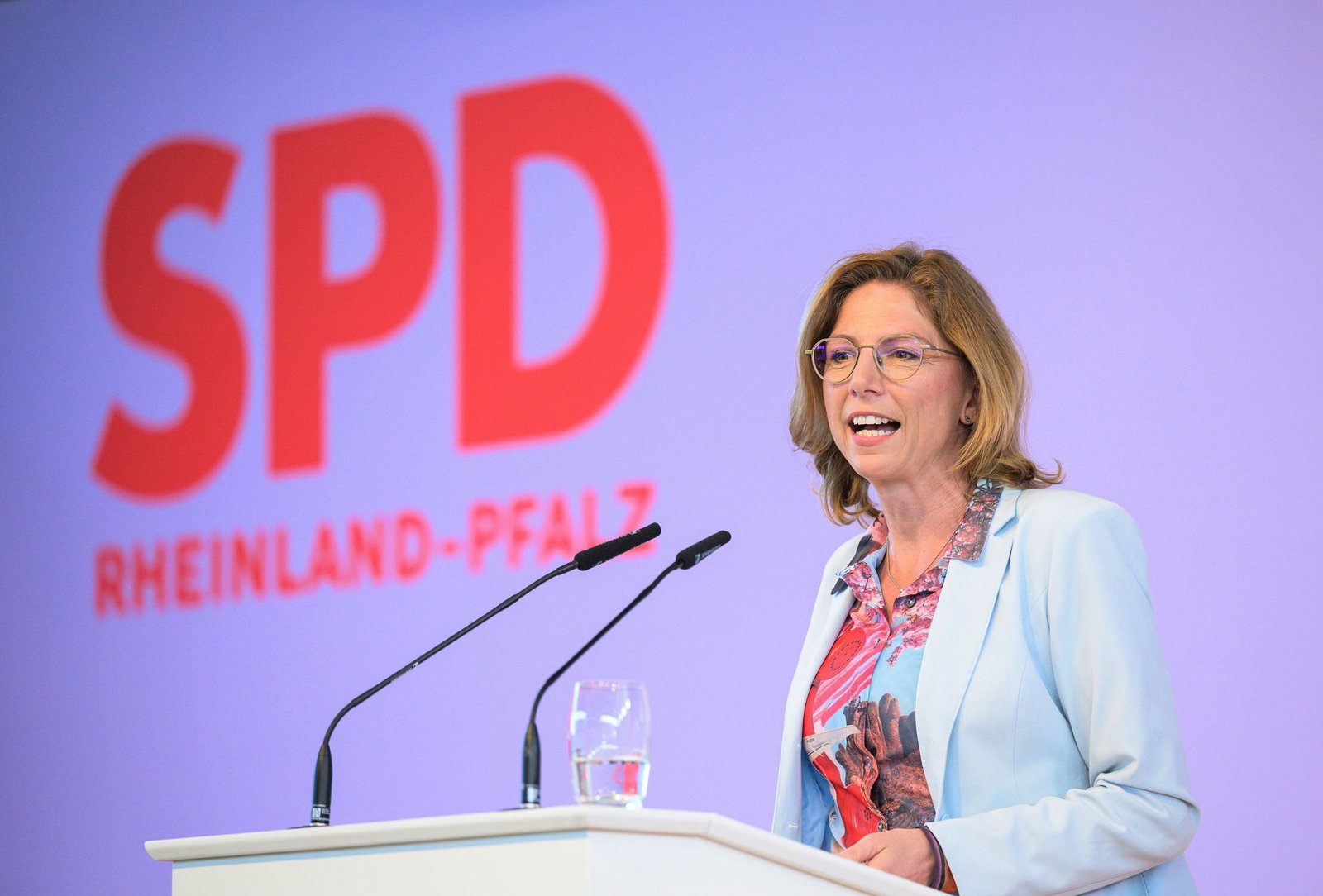 SPD-Vorsitzende Sabine Bätzing-Lichtenthäler bei der Eröffnung des Parteitags im rheinhessischen Nieder-Olm. 
