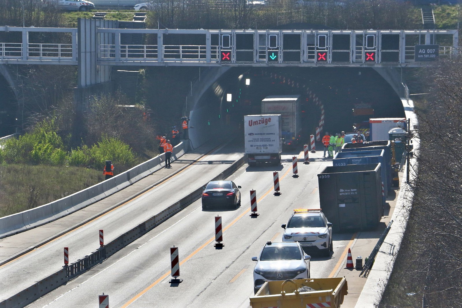 Ein defekter Lüfter bremst den Verkehr am Engelbergtunnel aus. (Archivbild)