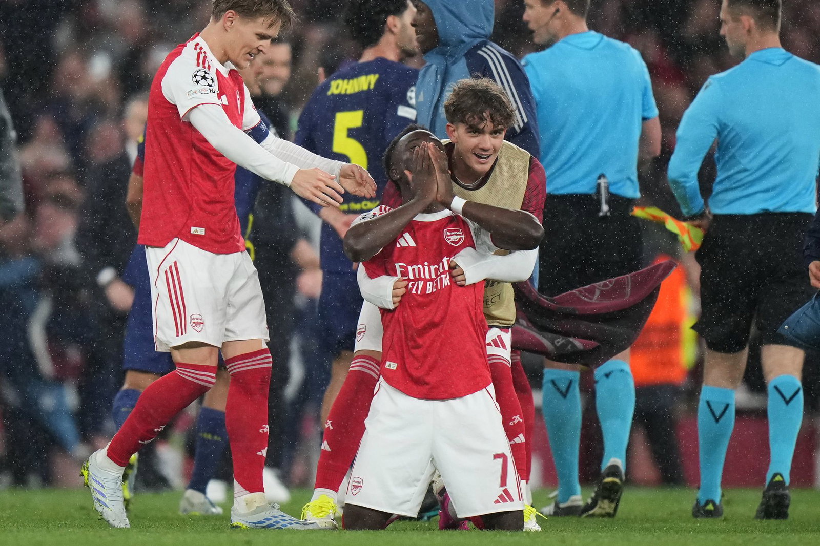 Siegtorschütze Bukayo Saka sackte nach dem Abpfiff überglücklich zusammen.