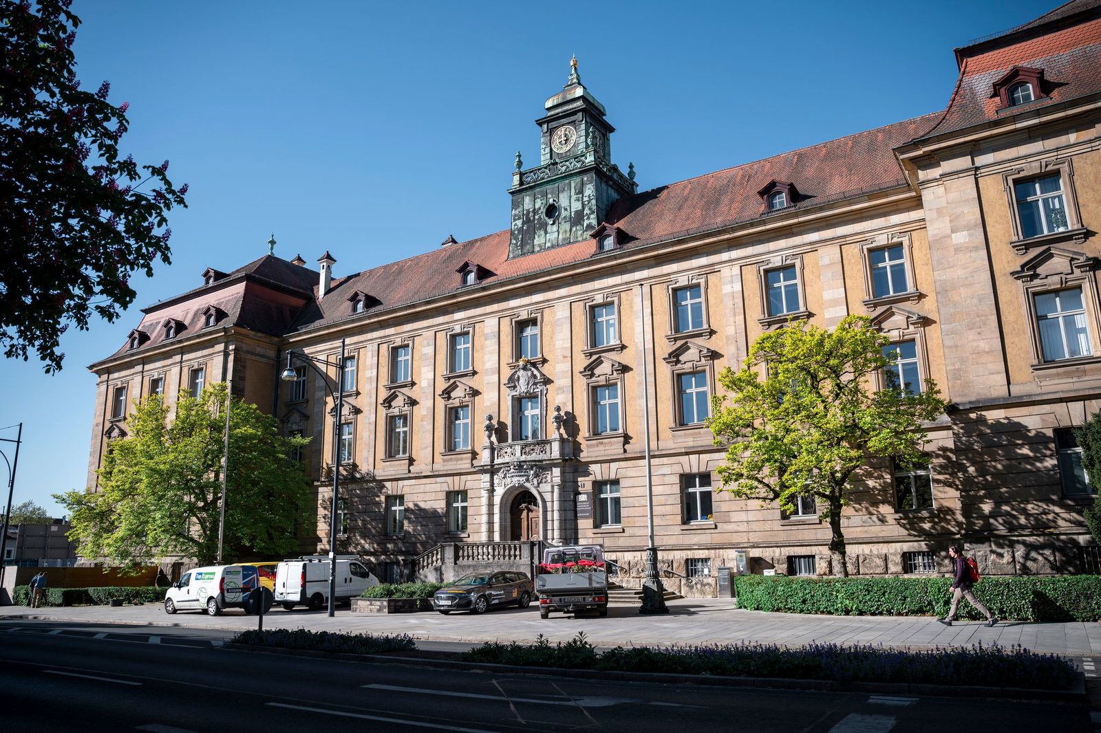 Der Angeklagte soll in Bayern einen Überfall und in Baden-Württemberg einen Einbruch begangen haben. (Symbolbild) 