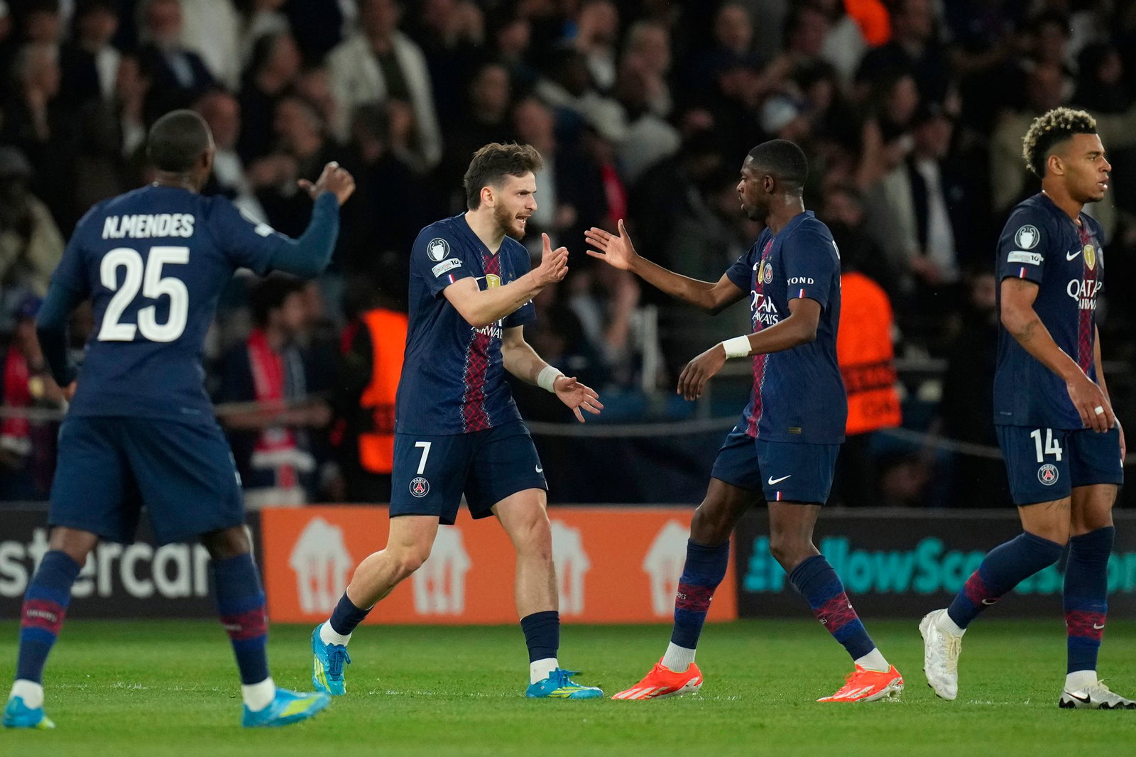 Sie muss die Bayern-Abwehr aufhalten: Chwitscha Kwarazchelia (l) und Ousmane Dembélé trafen beim irren 5:4 in Paris jeweils zweimal. (Archivbild) 