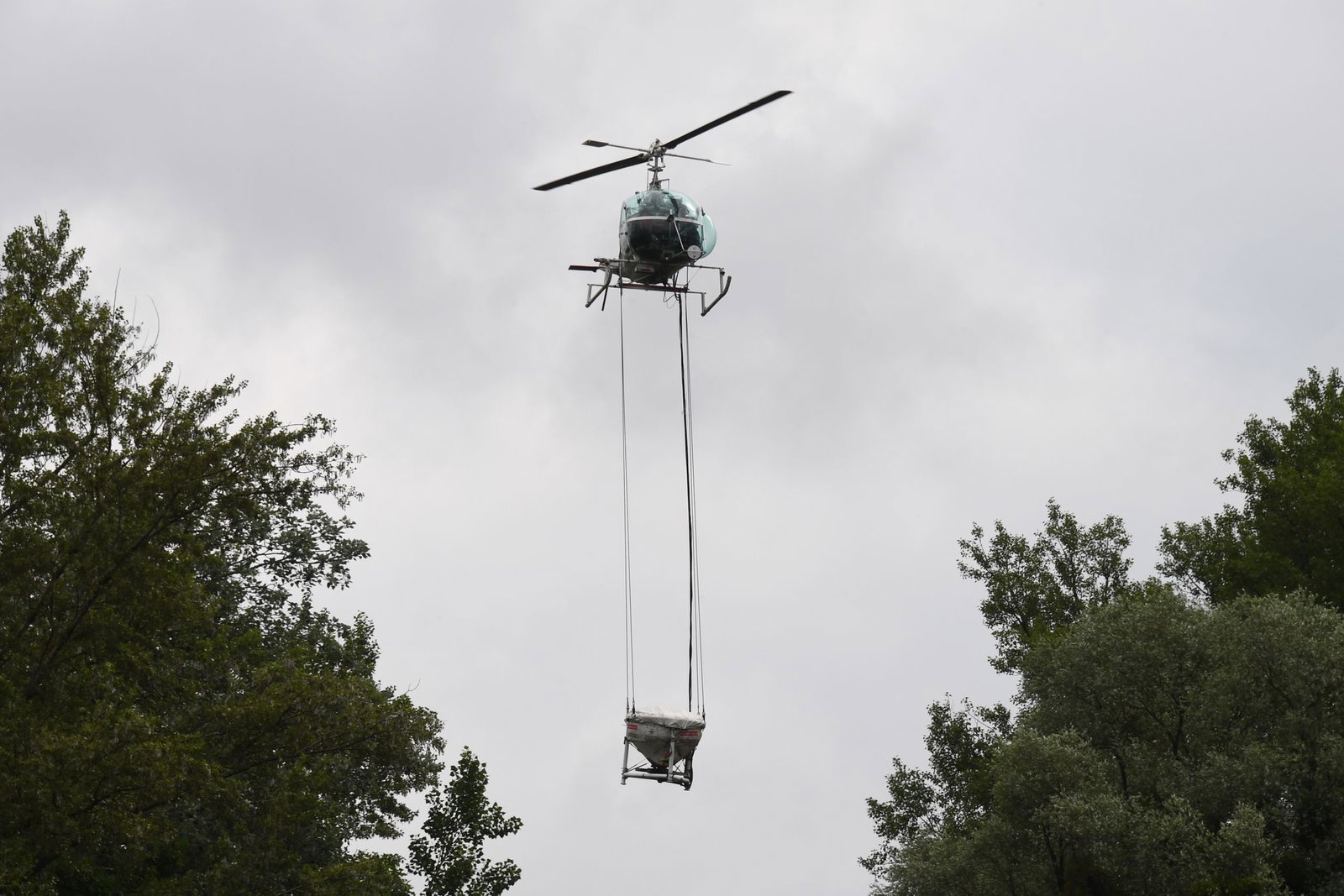 Von einem Helikopter aus verteilt die Kabs den Wirkstoff Bti gegen Larven. (Archivbild)