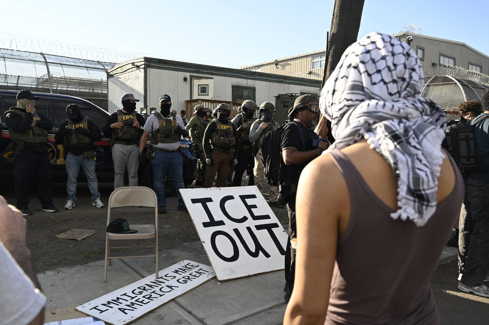 Vor Bundesbeamten der Einwanderungsbehörde ICE haben Demonstrierende ein großes Schild mit der Aufschrift «ICE out» drapiert.