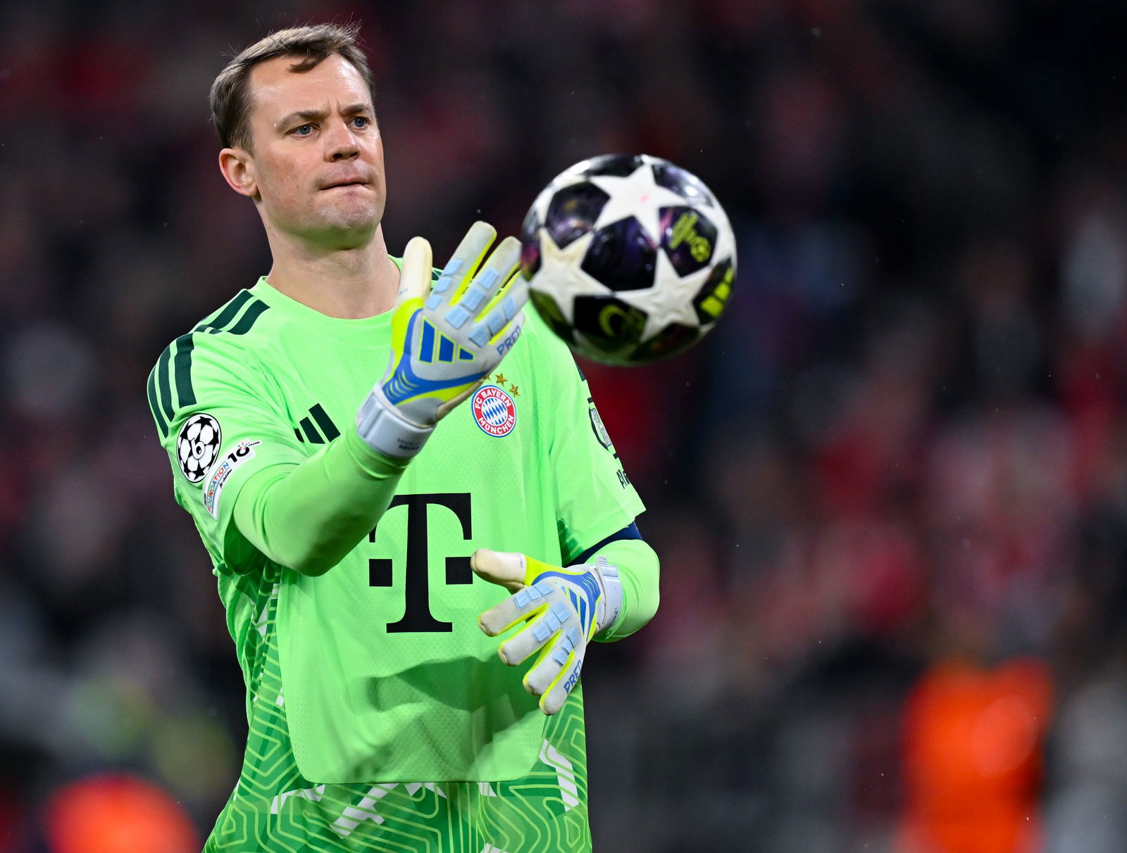 Manuel Neuer hält für den FC Bayern immer noch Bälle - und bald auch wieder für das DFB-Team? (Archivbild)