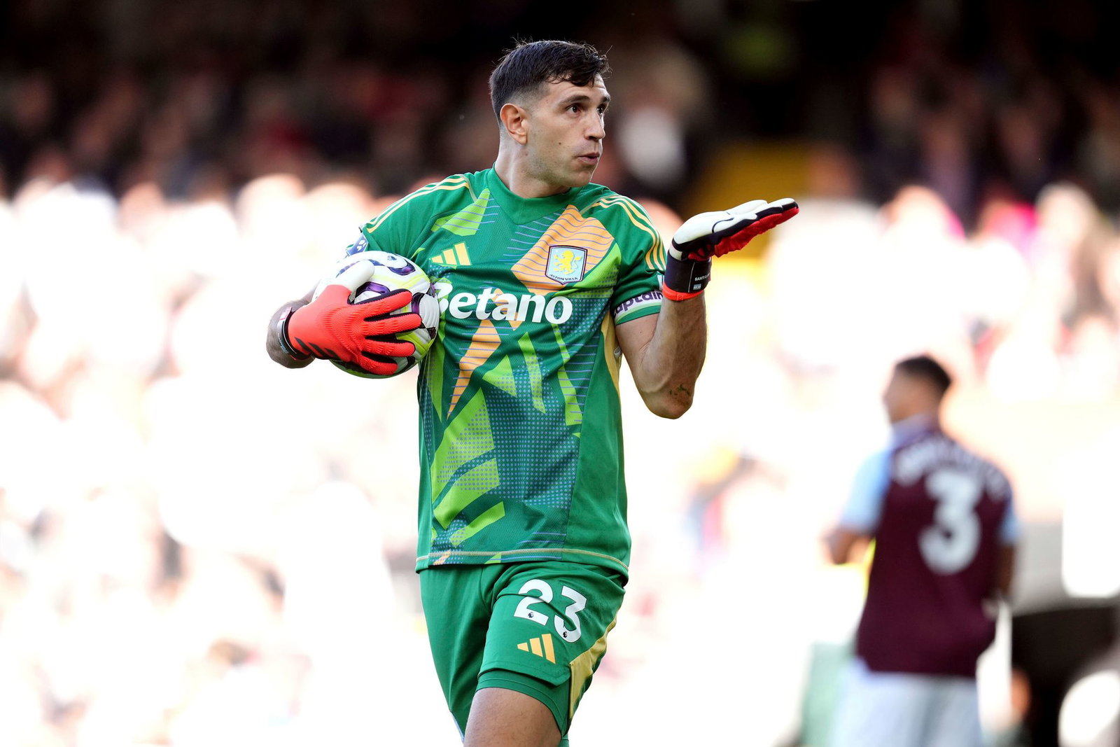 Aston Villas Torhüter Emiliano Martinez stellt sich auf die Freiburger Standardstärke ein. (Archivbild)