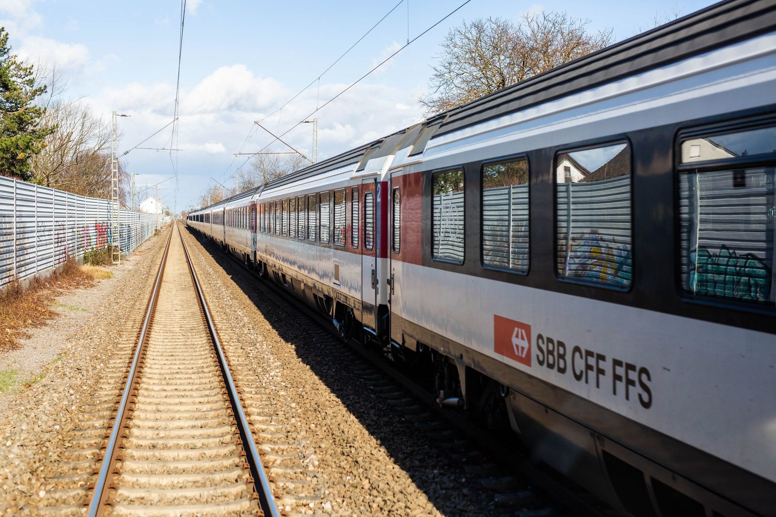 Die Bahnmitarbeiter schlossen das Paar von der Weiterfahrt Richtung Basel aus. (Symbolbild)