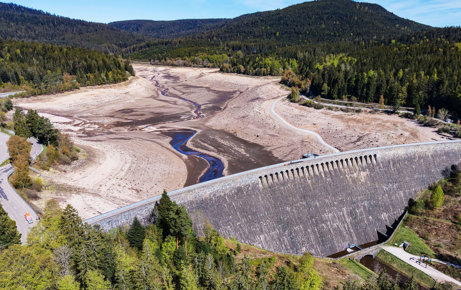 Der Stausee an der Schwarzenbach-Talsperre wird entleert, damit unter anderem an der Staumauer gearbeitet werden kann. (Archivbild)