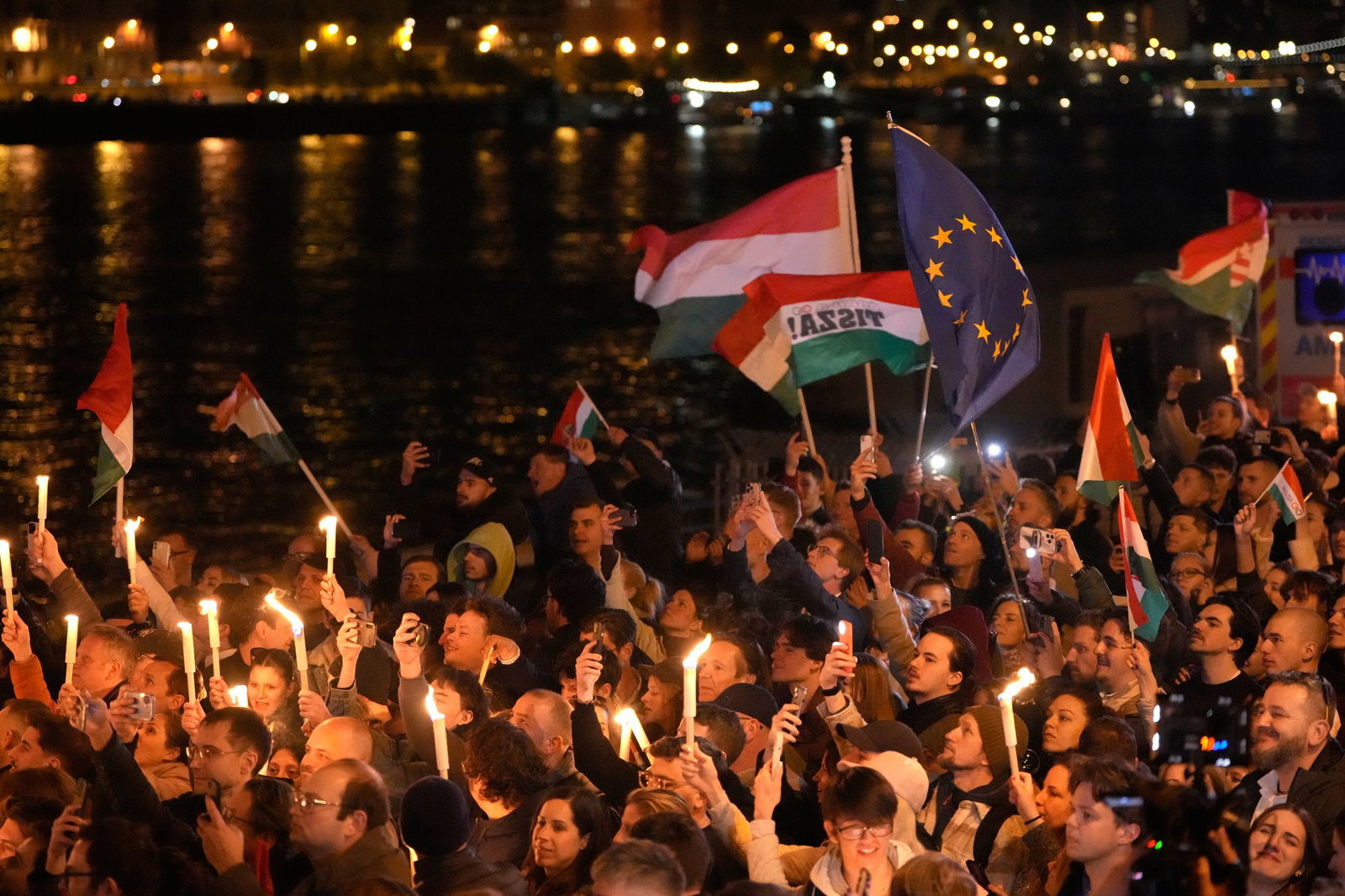 Tausende Ungarn jubelten in Budapest nach dem Wahlsieg der Tisza-Partei. (Archivbild)