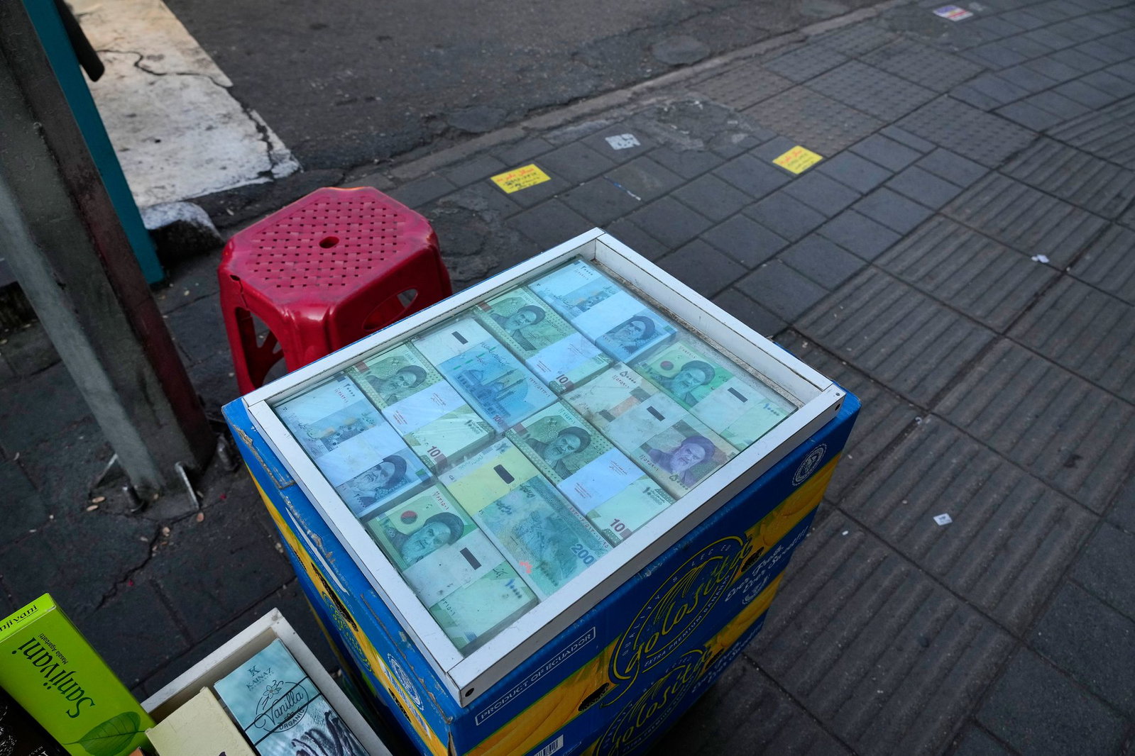 Die nahezu hundertprozentige Inflation im Iran hat die Preise für fast alle Waren verdoppelt. (Archivbild)