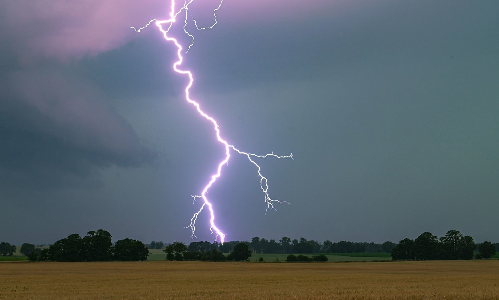 Landesweit könnten Gewitter auch zum Wochenbeginn möglich sein, warnt der Deutsche Wetterdienst. (Archivbild)
