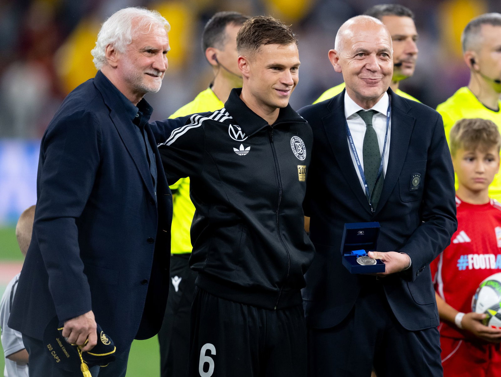DFB-Kapitän Joshua Kimmich (M) steht neben Rudi Völler (l) und Bernd Neuendorf. (Archivbild)