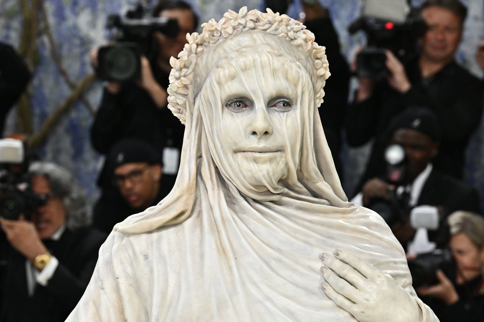 Model Heidi Klum erschien verkleidet als Statue zur Met-Gala. 