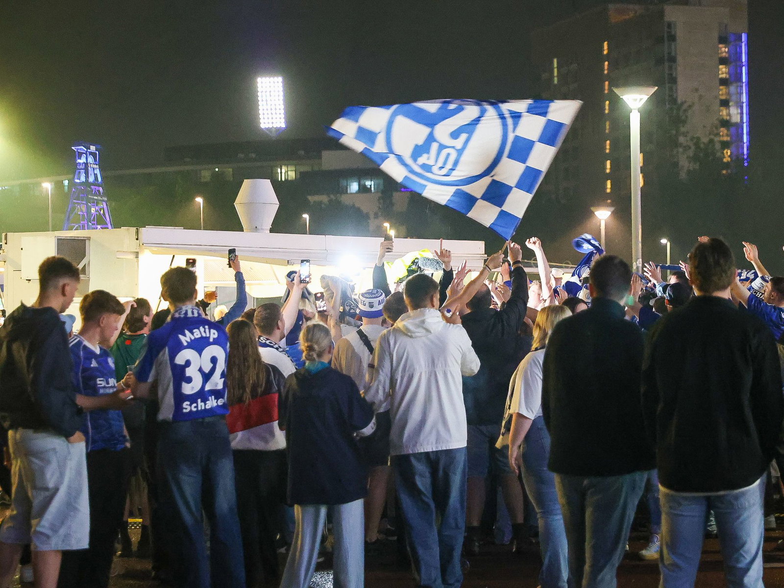 Bis tief in die Nacht feierten die Schalker Anhänger und legten zeitweise den Verkehr lahm.