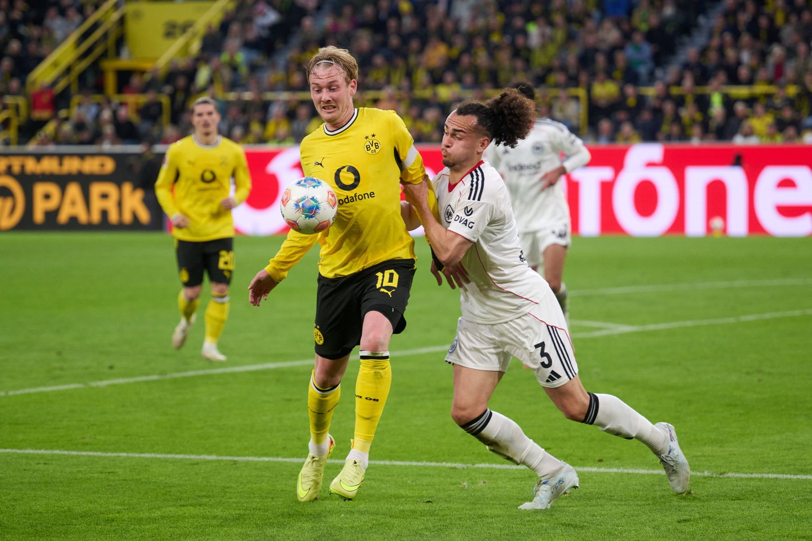 Dortmunds Julian Brandt im Duell mit Frankfurts Arthur Theate. 