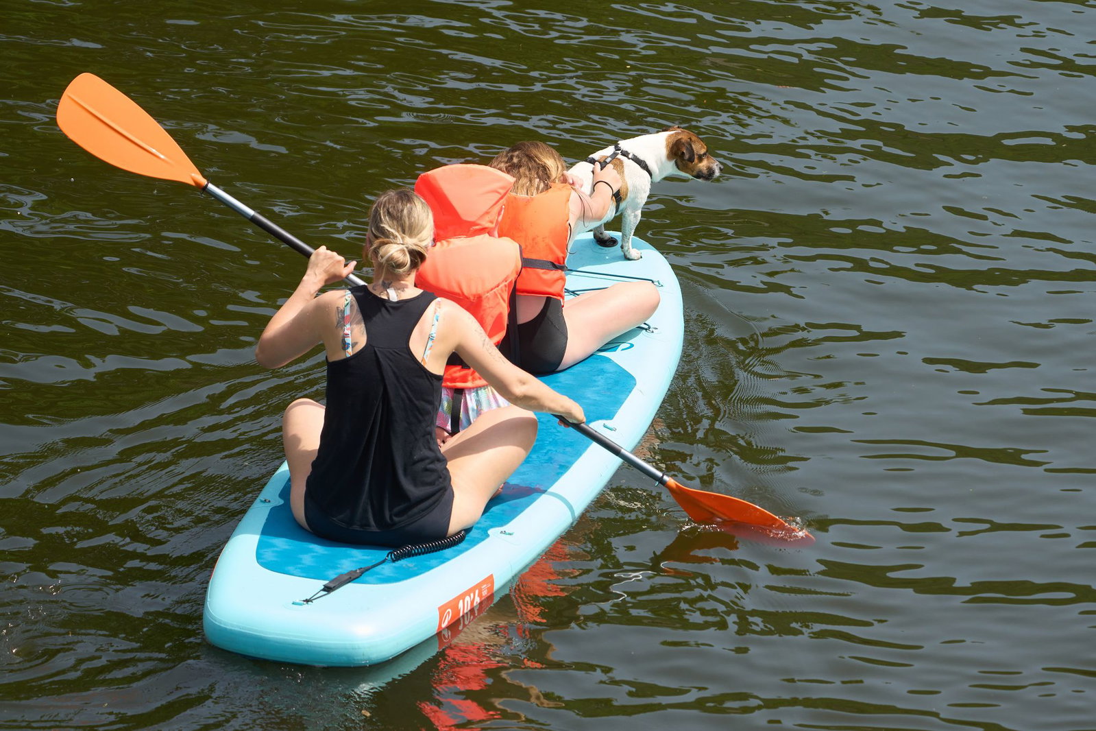 Bei sommerlichen Temperaturen empfiehlt sich ein Ausflug mit Wassersport. (Archivbild)